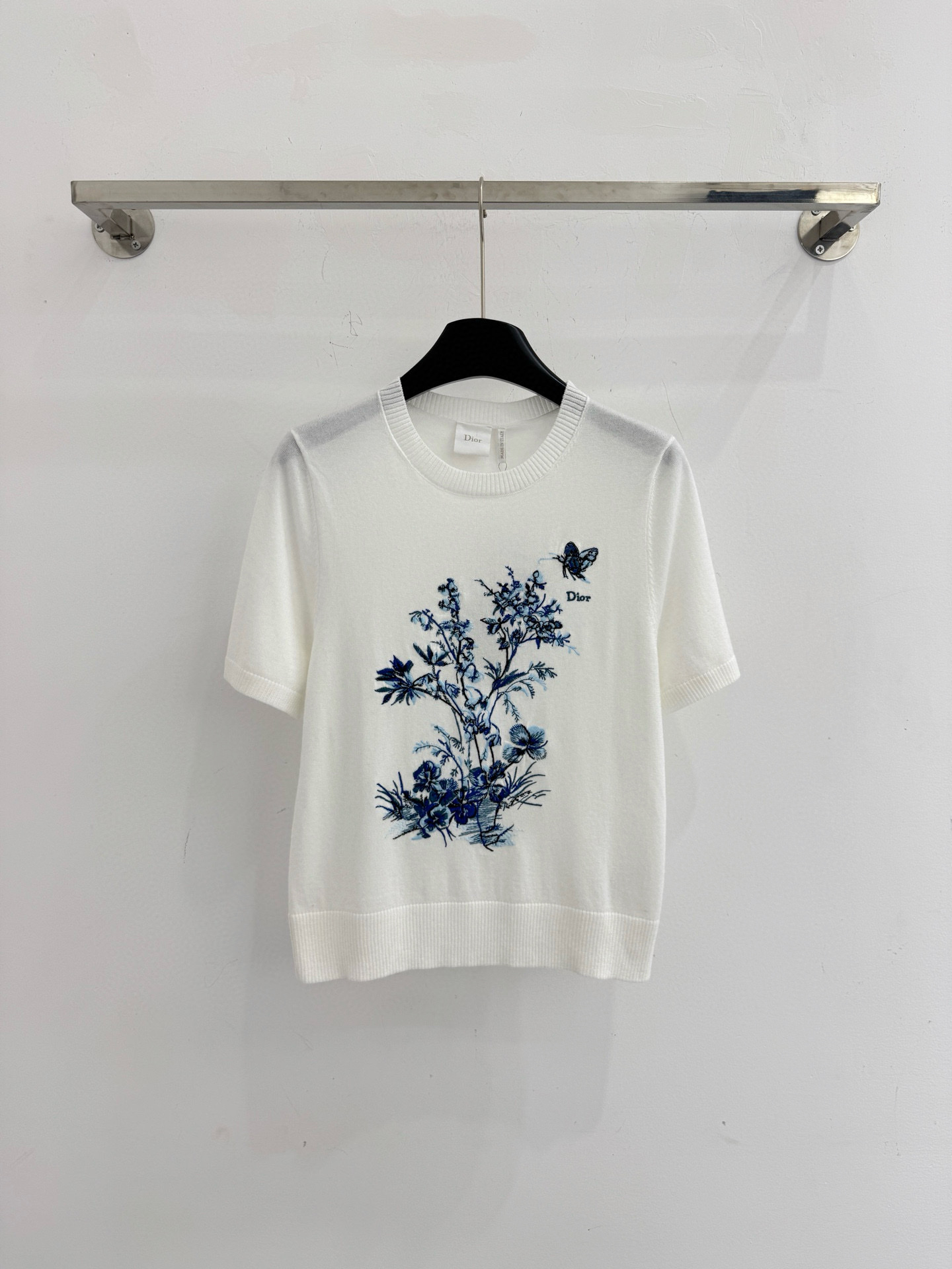 Unknown 整体风格优雅 衣身通过刺绣工艺呈现花卉图案，花朵色彩丰富，枝叶以深浅灰调勾勒，清醒自然