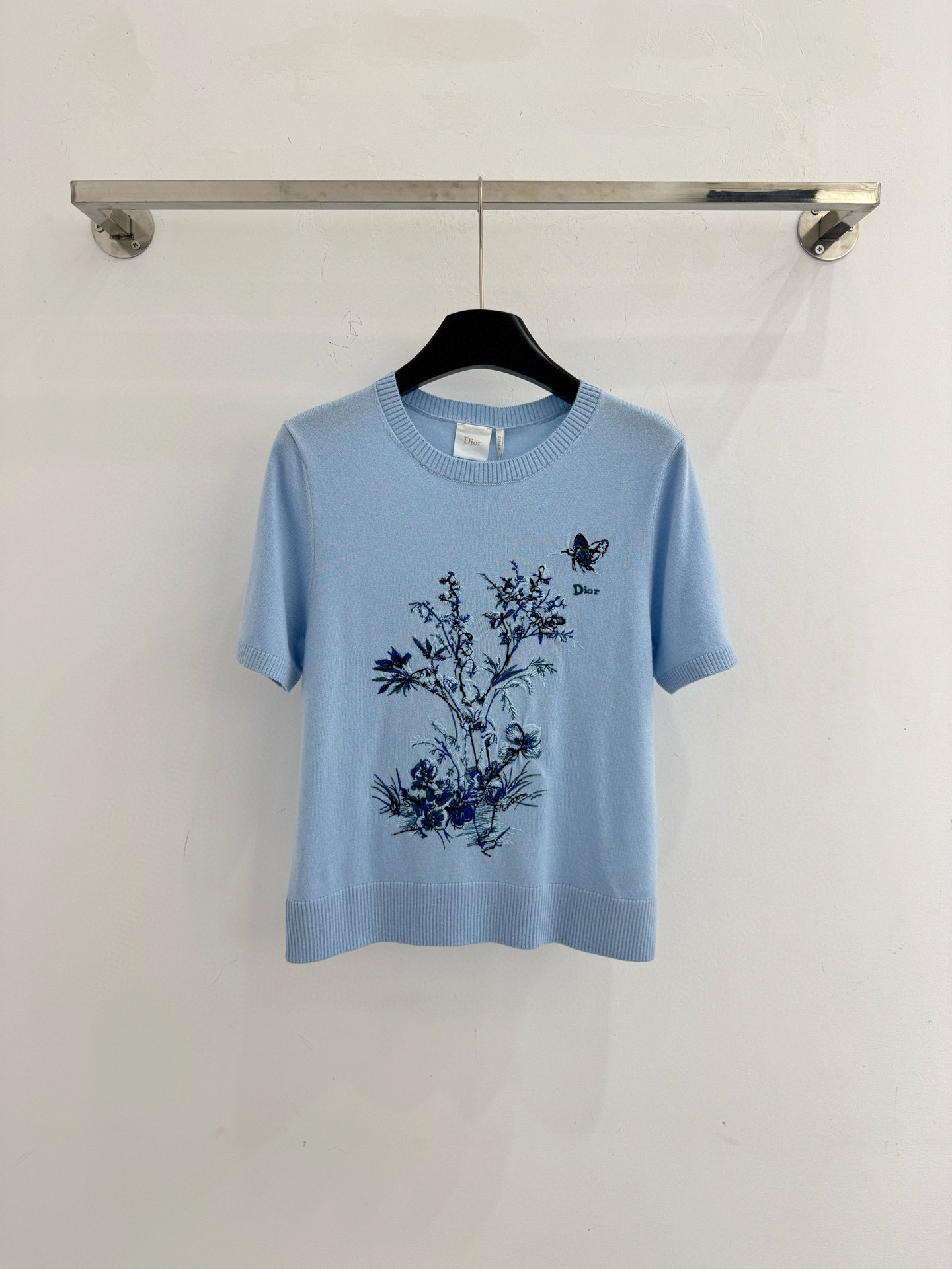 Unknown 整体风格优雅 衣身通过刺绣工艺呈现花卉图案，花朵色彩丰富，枝叶以深浅灰调勾勒，清醒自然