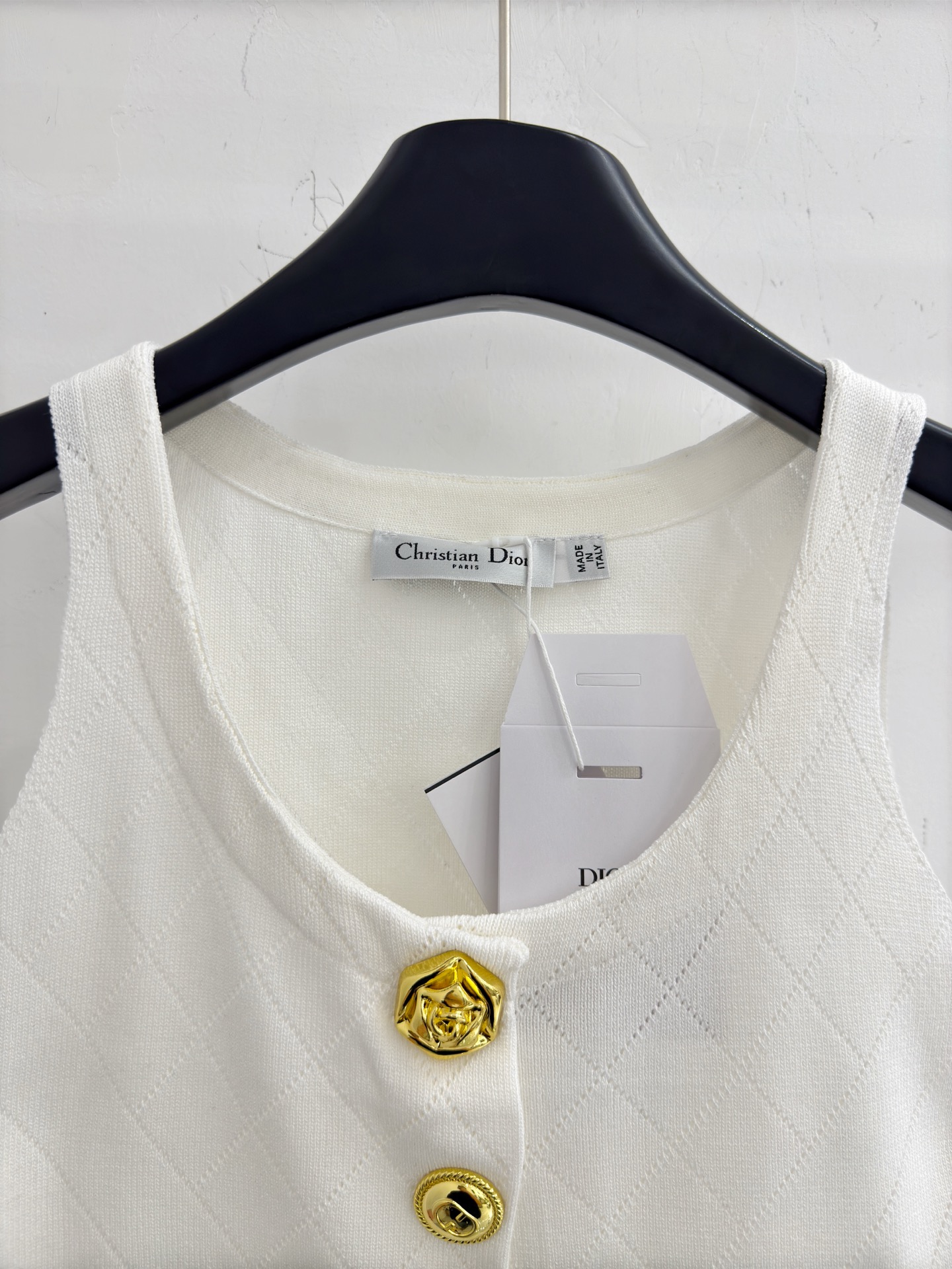 Chanel 优雅短款针织背心，暗扣 ，菱格纹针织设计，简约百搭。修身剪裁凸显气质