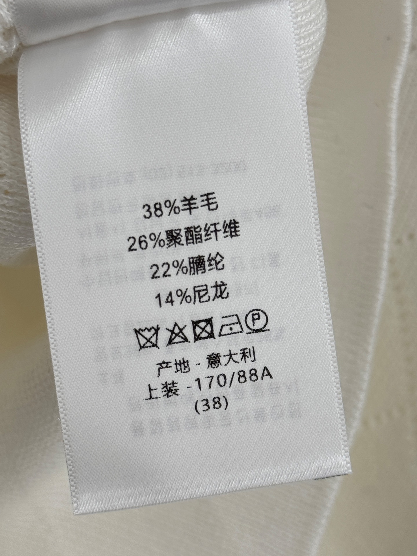Chanel 优雅短款针织背心，暗扣 ，菱格纹针织设计，简约百搭。修身剪裁凸显气质