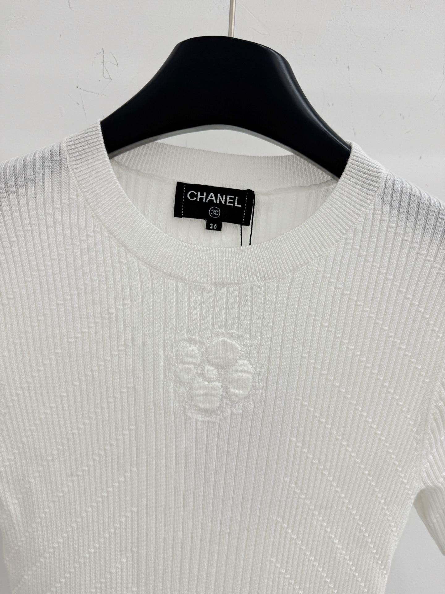 Chanel 短袖针织衫，胸前山茶花图案，整体简约优雅，天丝面料轻盈柔软，触感丝滑，透气性好，适合春夏穿着H