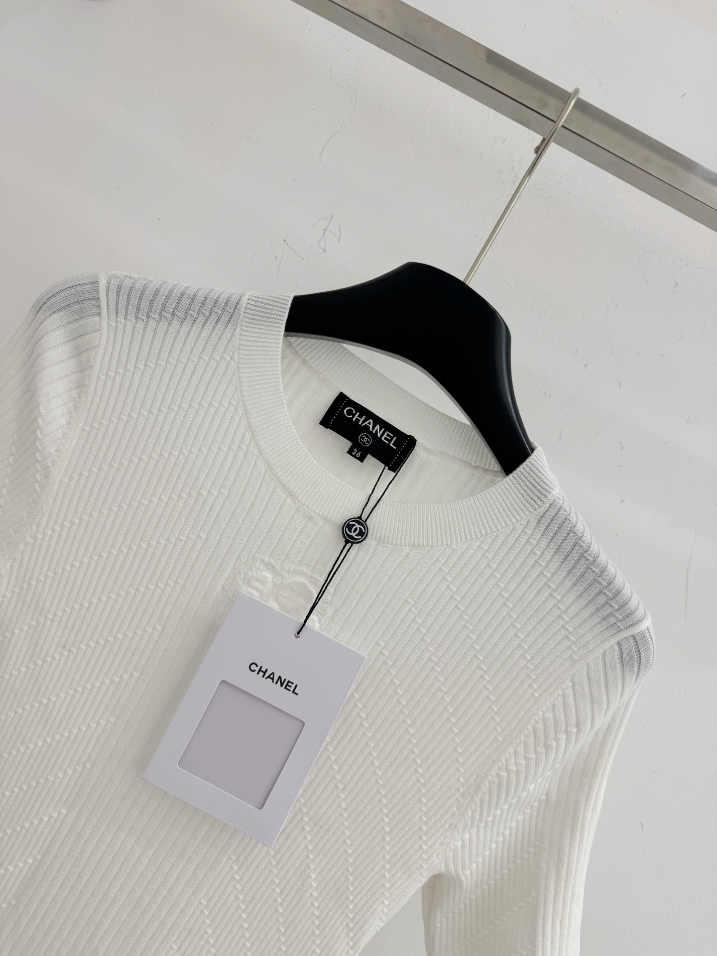 Chanel 短袖针织衫，胸前山茶花图案，整体简约优雅，天丝面料轻盈柔软，触感丝滑，透气性好，适合春夏穿着H