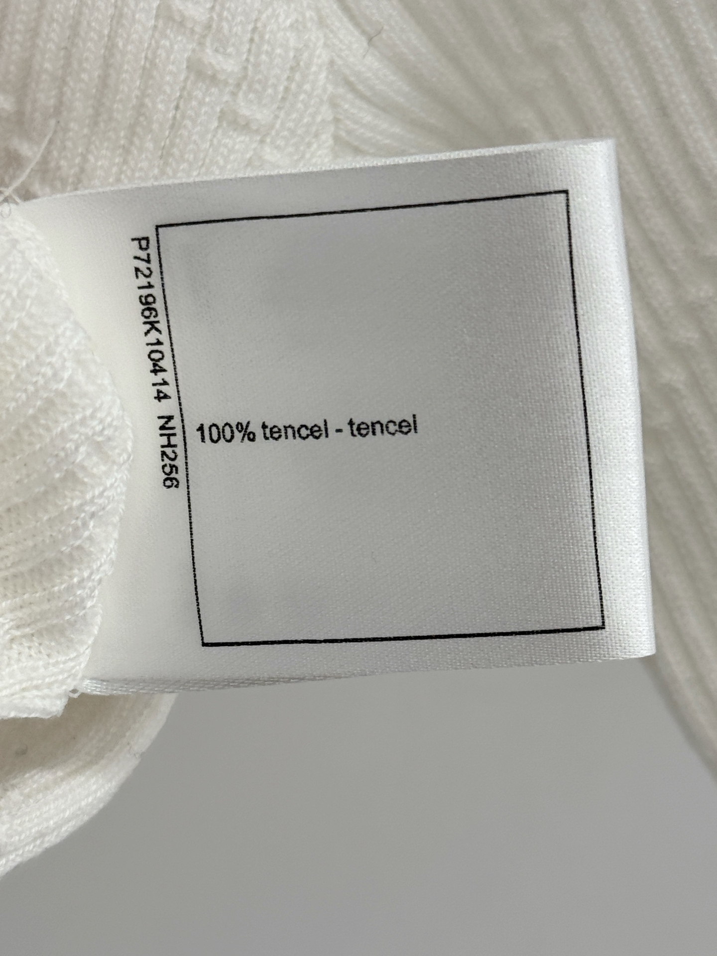 Chanel 短袖针织衫，胸前山茶花图案，整体简约优雅，天丝面料轻盈柔软，触感丝滑，透气性好，适合春夏穿着H