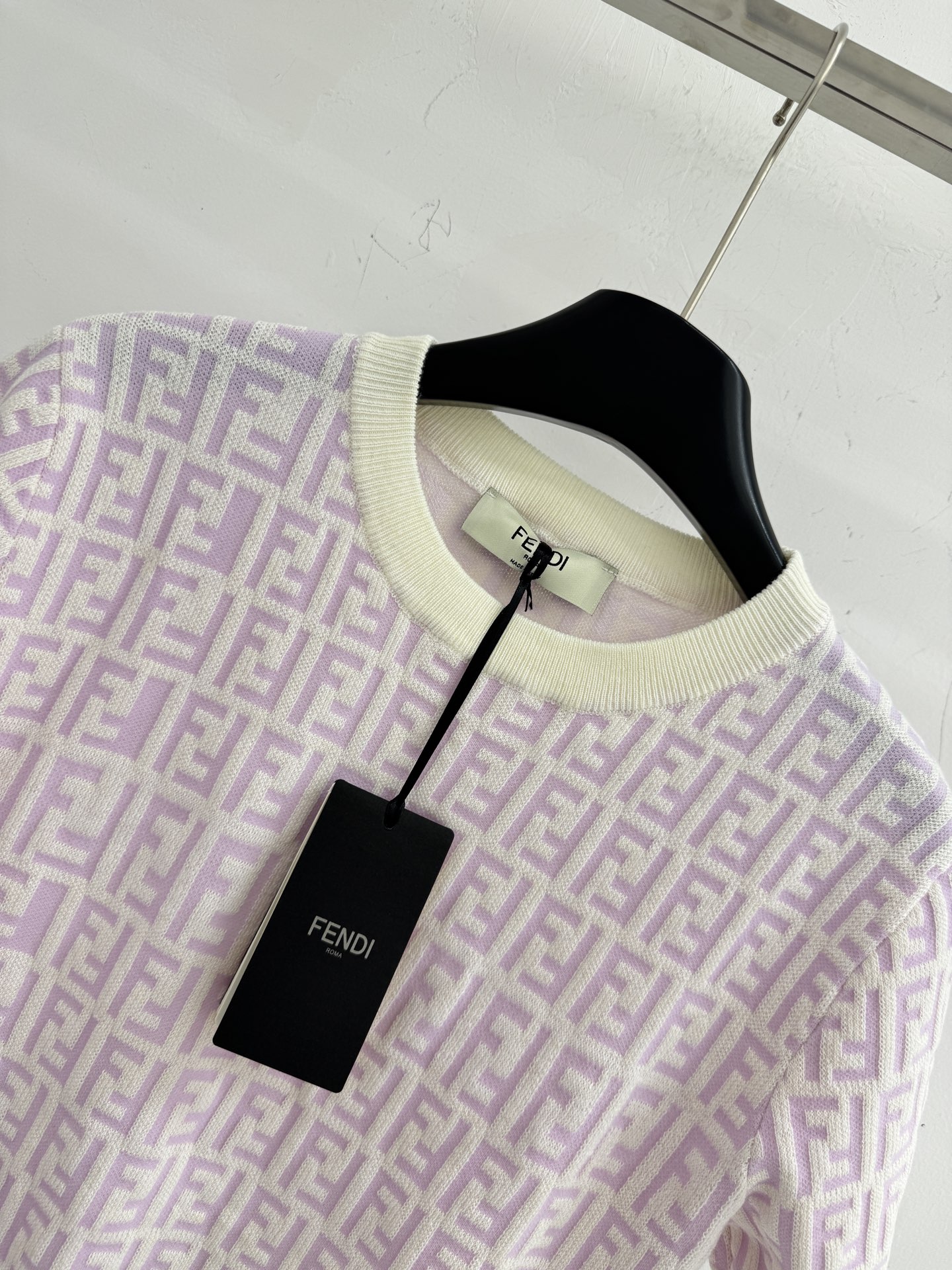 Fendi 老花图案针织圆领开衫，满幅FF老花提花设计，撞色包边边设计，潮流百搭Y