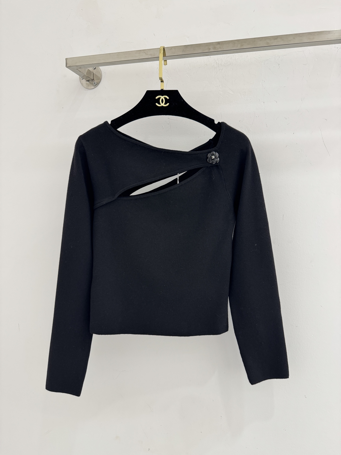 Chanel 一字肩设计，展露优雅肩颈线。长袖针织温暖舒适，修身版型勾勒曲线。兼具柔美气质与实用保暖H
