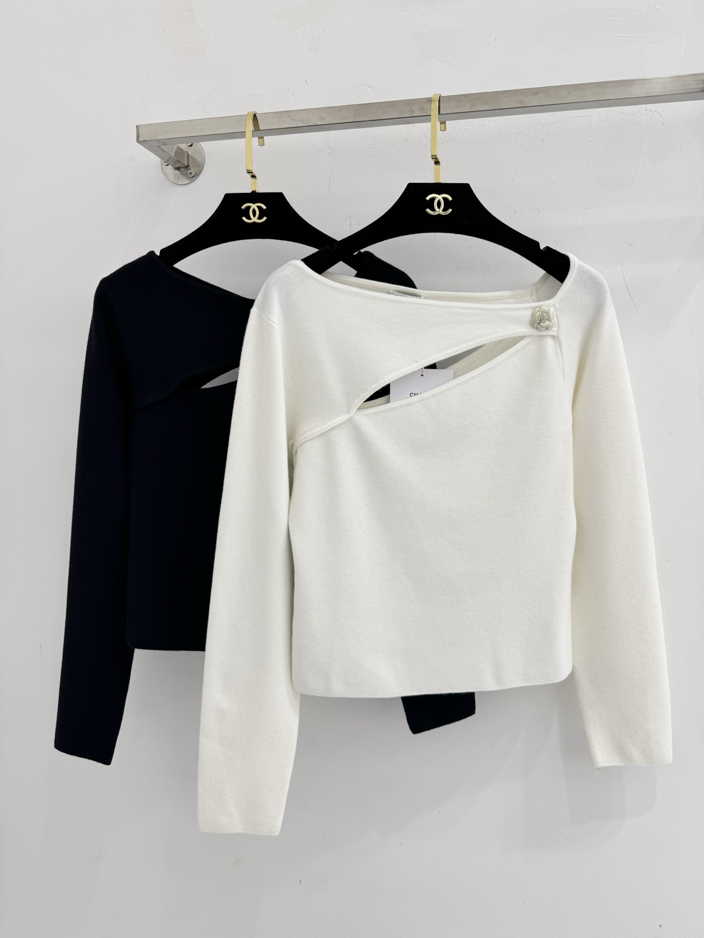 Chanel 一字肩设计，展露优雅肩颈线。长袖针织温暖舒适，修身版型勾勒曲线。兼具柔美气质与实用保暖H