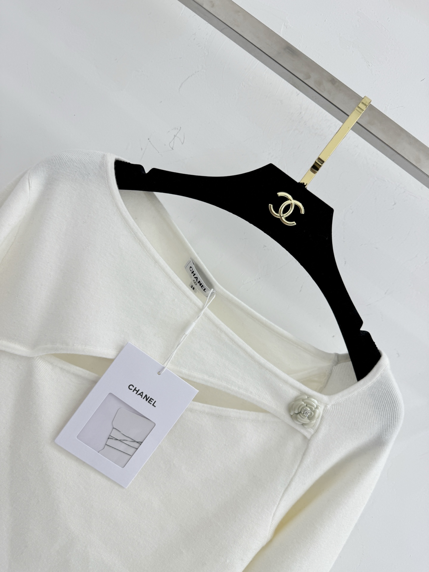 Chanel 一字肩设计，展露优雅肩颈线。长袖针织温暖舒适，修身版型勾勒曲线。兼具柔美气质与实用保暖H