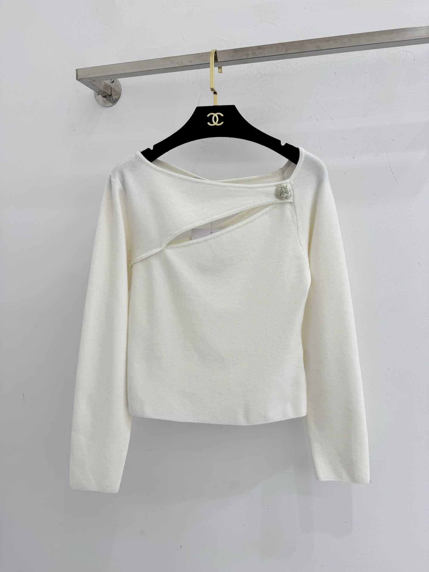 Chanel 一字肩设计，展露优雅肩颈线。长袖针织温暖舒适，修身版型勾勒曲线。兼具柔美气质与实用保暖H
