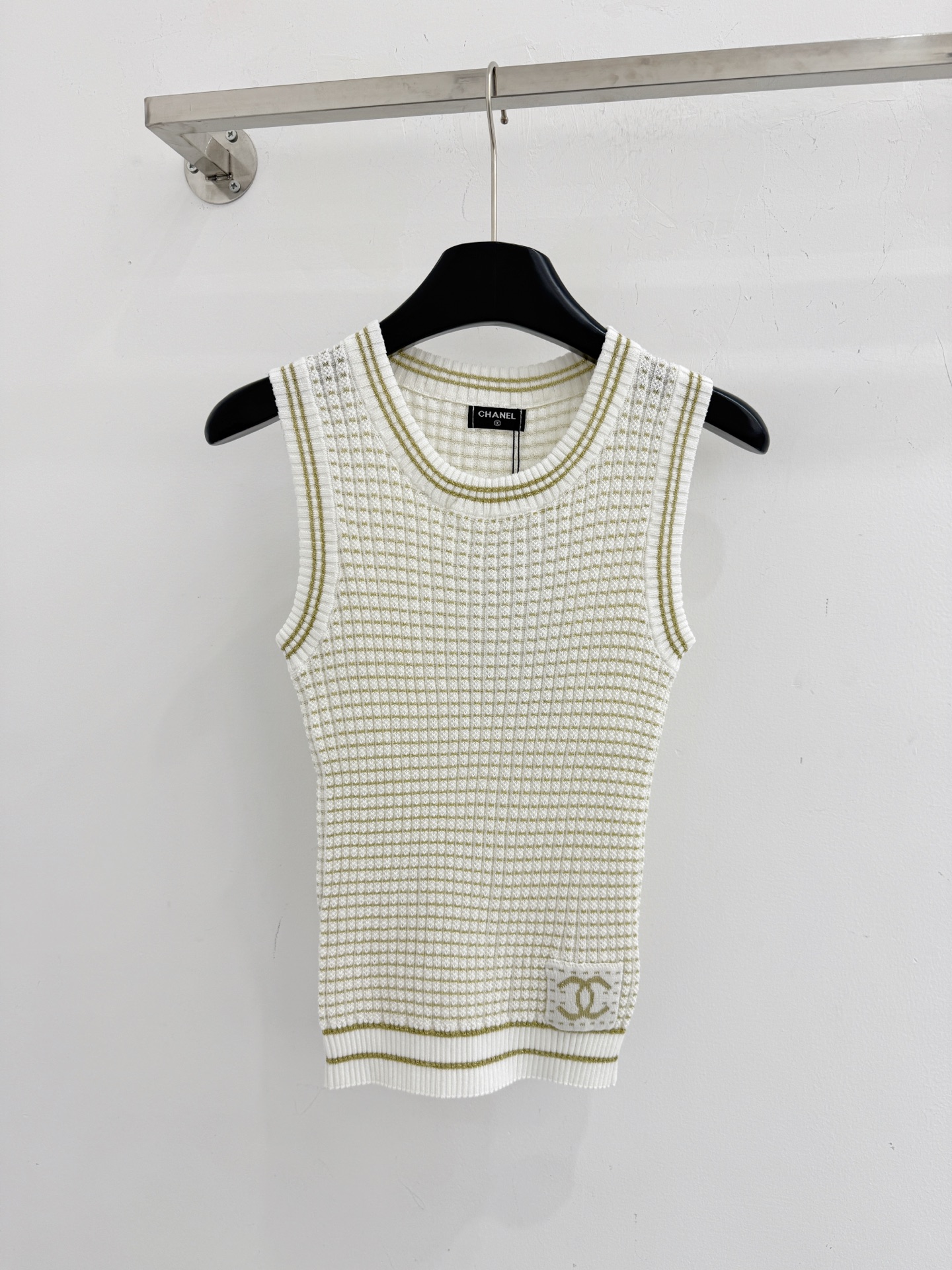 Chanel 无袖圆领设计，领口、下摆处有撞色条纹包边，简约又 。H