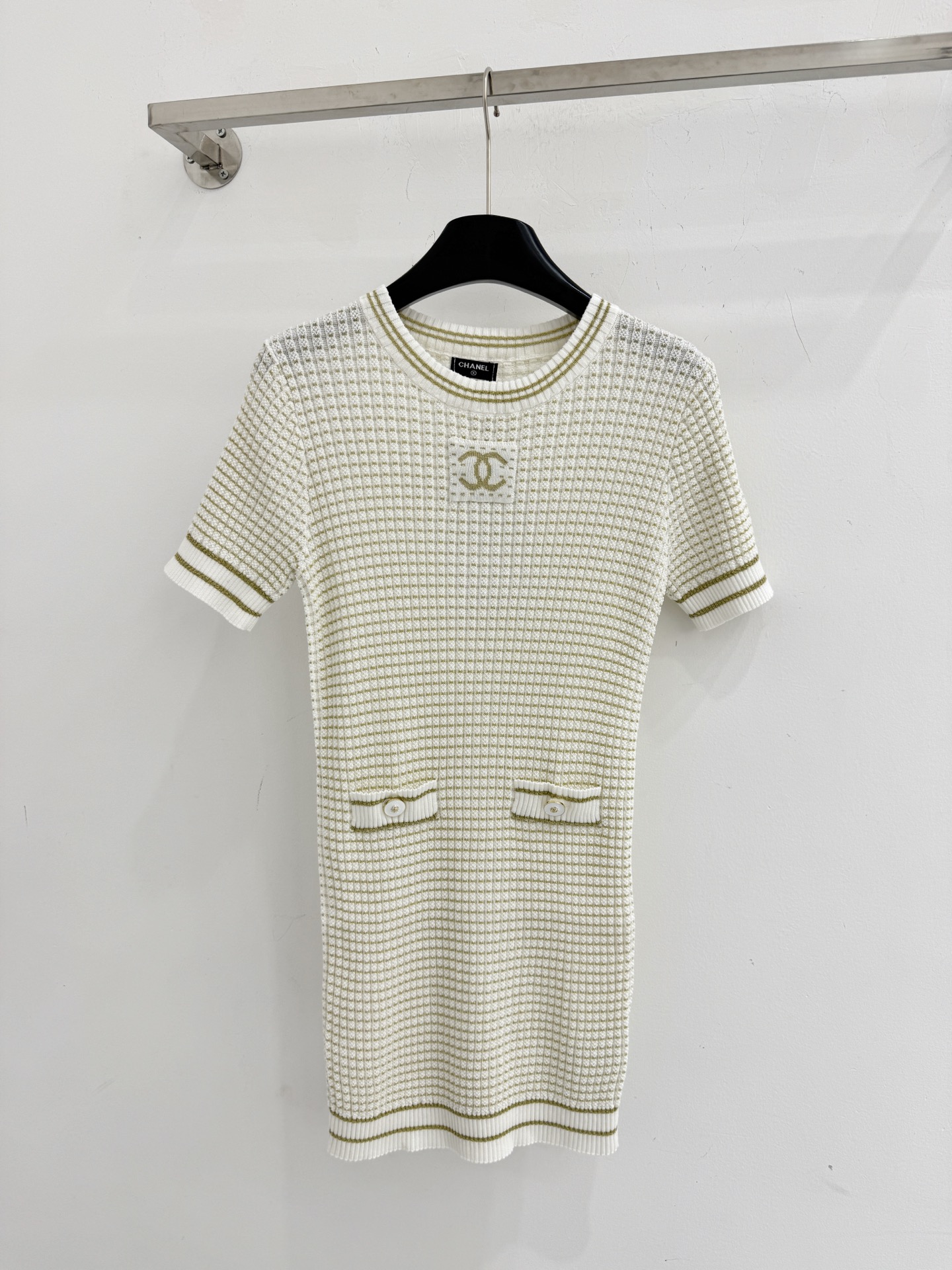 Chrome Hearts 针织短袖连衣裙，细密的格纹针织纹理，领口、下摆处有撞色条纹包边，简约又 优雅大方。H