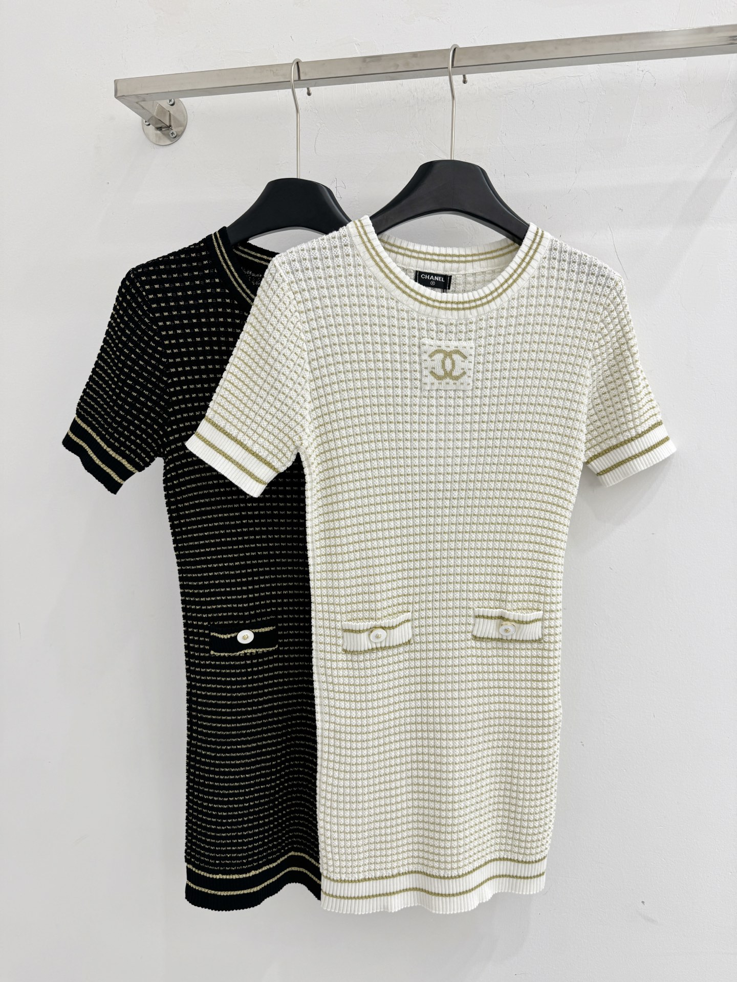 Chrome Hearts 针织短袖连衣裙，细密的格纹针织纹理，领口、下摆处有撞色条纹包边，简约又 优雅大方。H
