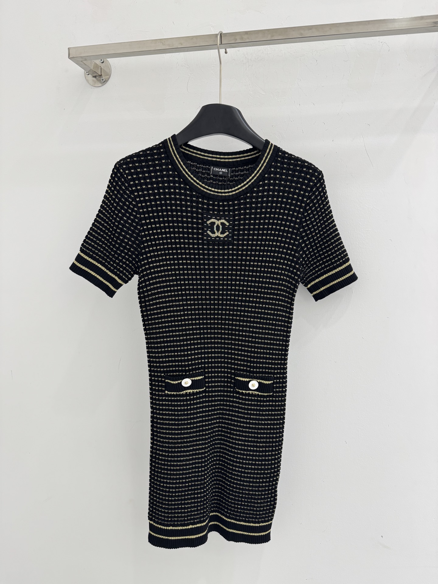 Chrome Hearts 针织短袖连衣裙，细密的格纹针织纹理，领口、下摆处有撞色条纹包边，简约又 优雅大方。H