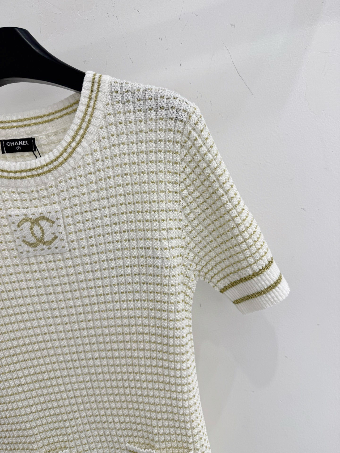 Chrome Hearts 针织短袖连衣裙，细密的格纹针织纹理，领口、下摆处有撞色条纹包边，简约又 优雅大方。H