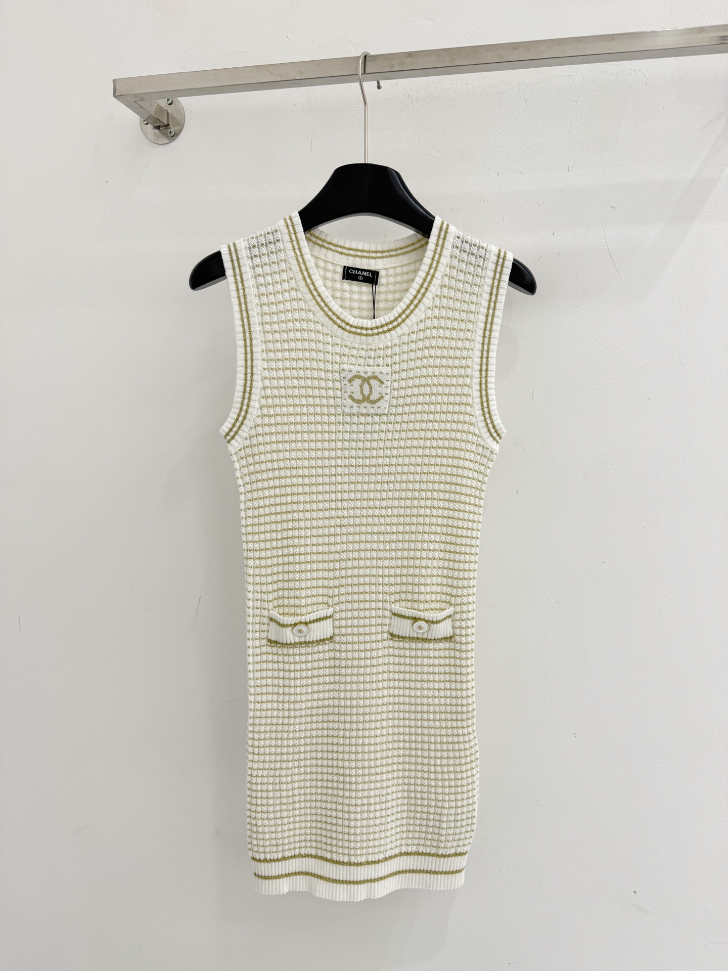 Chrome Hearts 针织背心连衣裙，细密的格纹针织纹理，领口、下摆处有撞色条纹包边，简约又 优雅大方。H