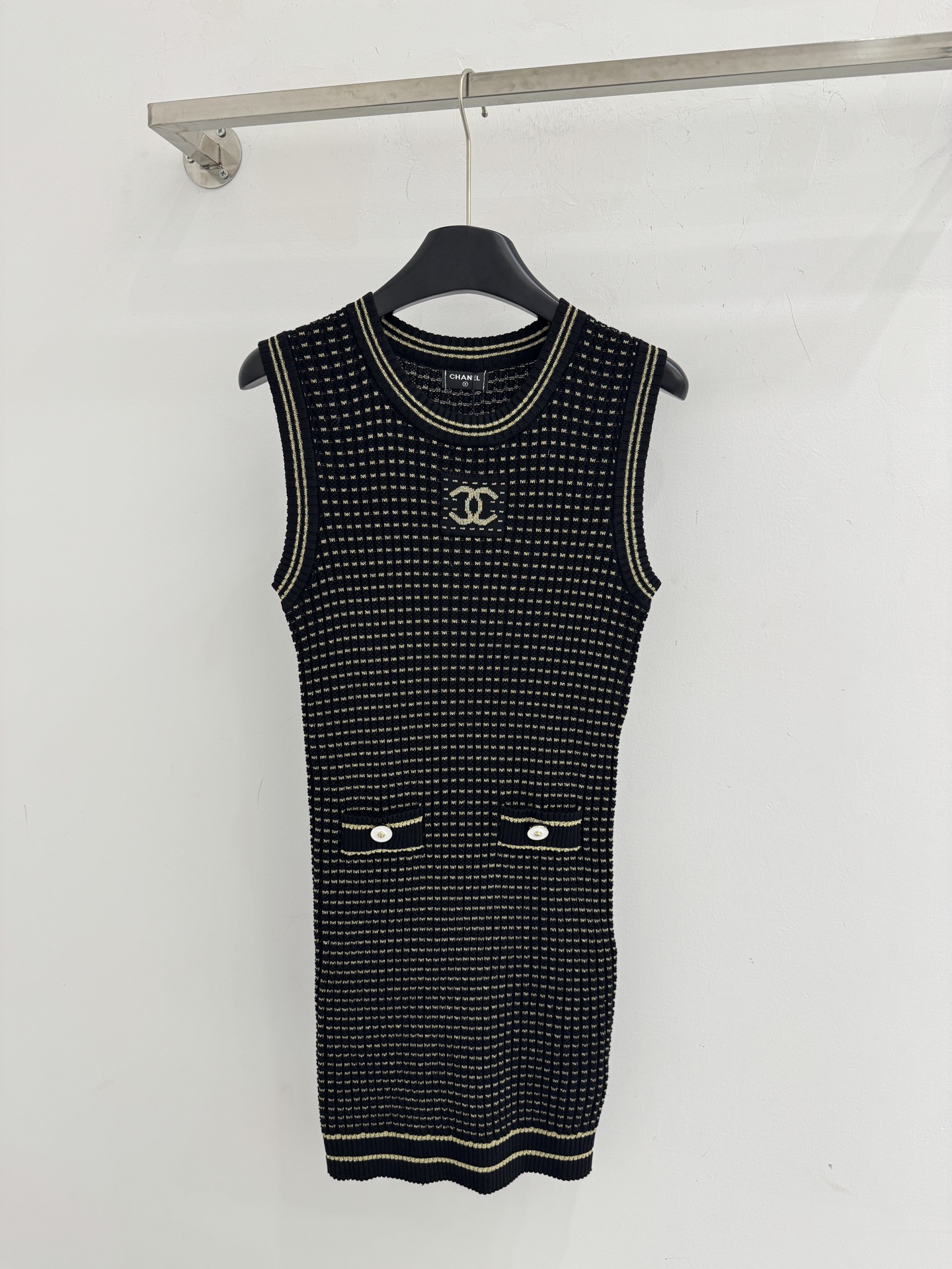 Chrome Hearts 针织背心连衣裙，细密的格纹针织纹理，领口、下摆处有撞色条纹包边，简约又 优雅大方。H