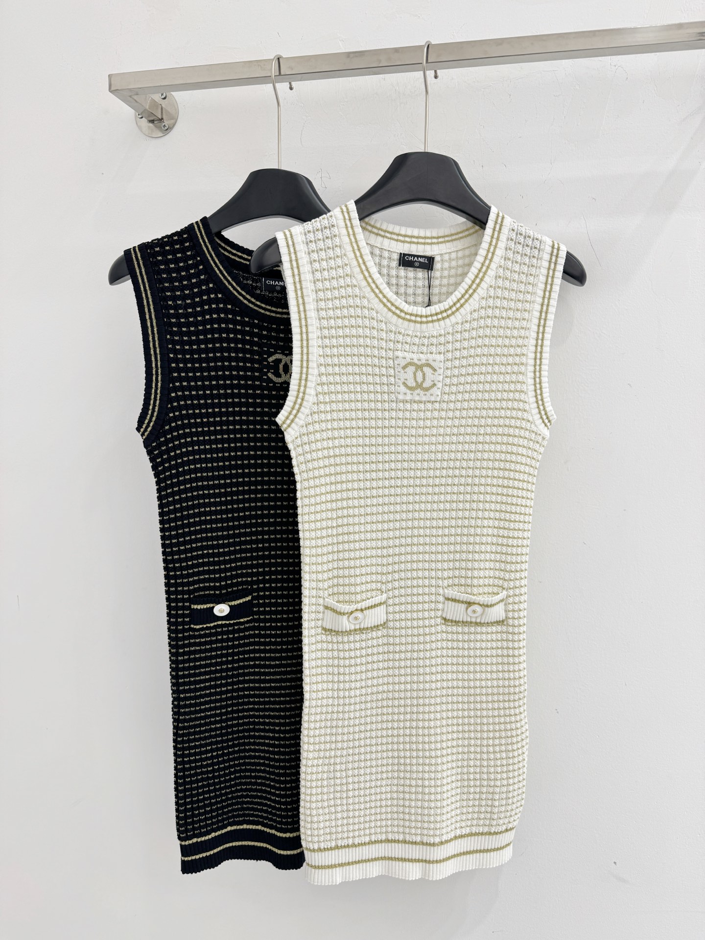 Chrome Hearts 针织背心连衣裙，细密的格纹针织纹理，领口、下摆处有撞色条纹包边，简约又 优雅大方。H