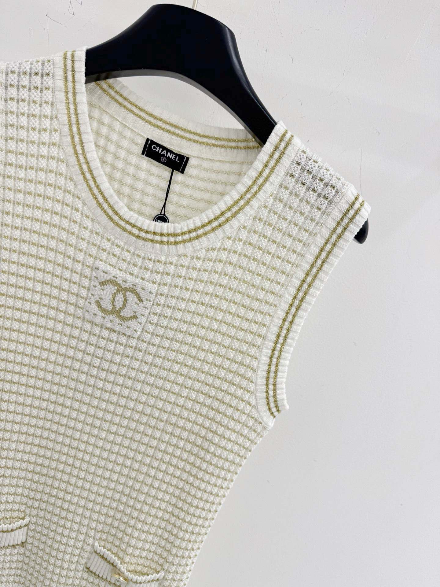 Chrome Hearts 针织背心连衣裙，细密的格纹针织纹理，领口、下摆处有撞色条纹包边，简约又 优雅大方。H