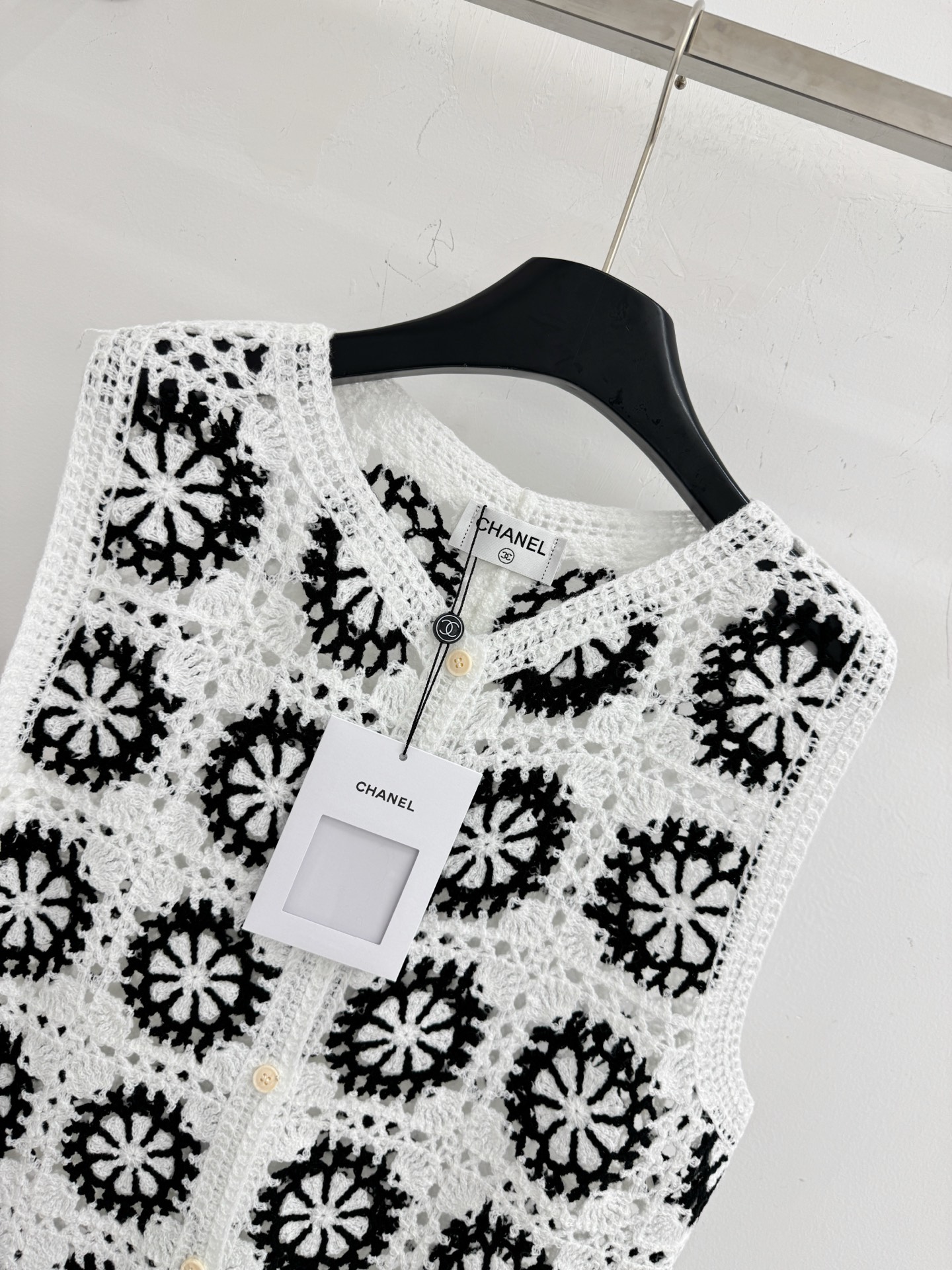 Chanel 钩花无袖马甲 钩织纹理清晰 兼具 感与 感 无袖V领版型 前襟配有简约纽扣 短款剪裁利落