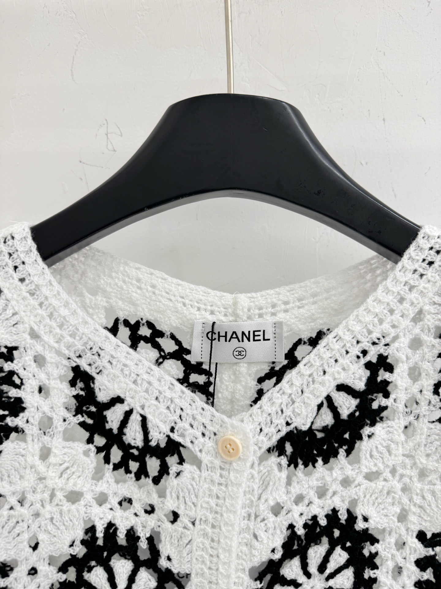 Chanel 钩花无袖马甲 钩织纹理清晰 兼具 感与 感 无袖V领版型 前襟配有简约纽扣 短款剪裁利落