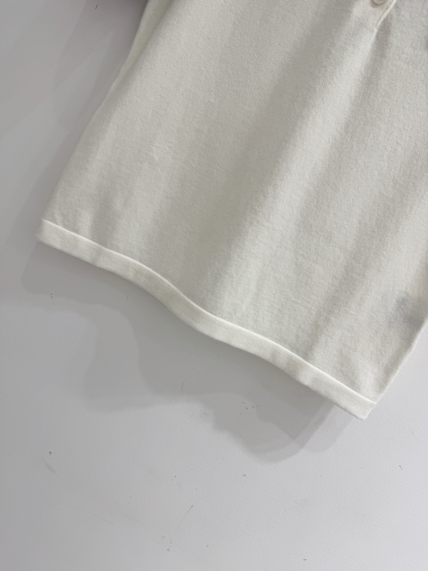 Unknown 撞色半开胸针织衫‌，撞色对比鲜明，胸前绣有‌字母贴布休闲百搭。H