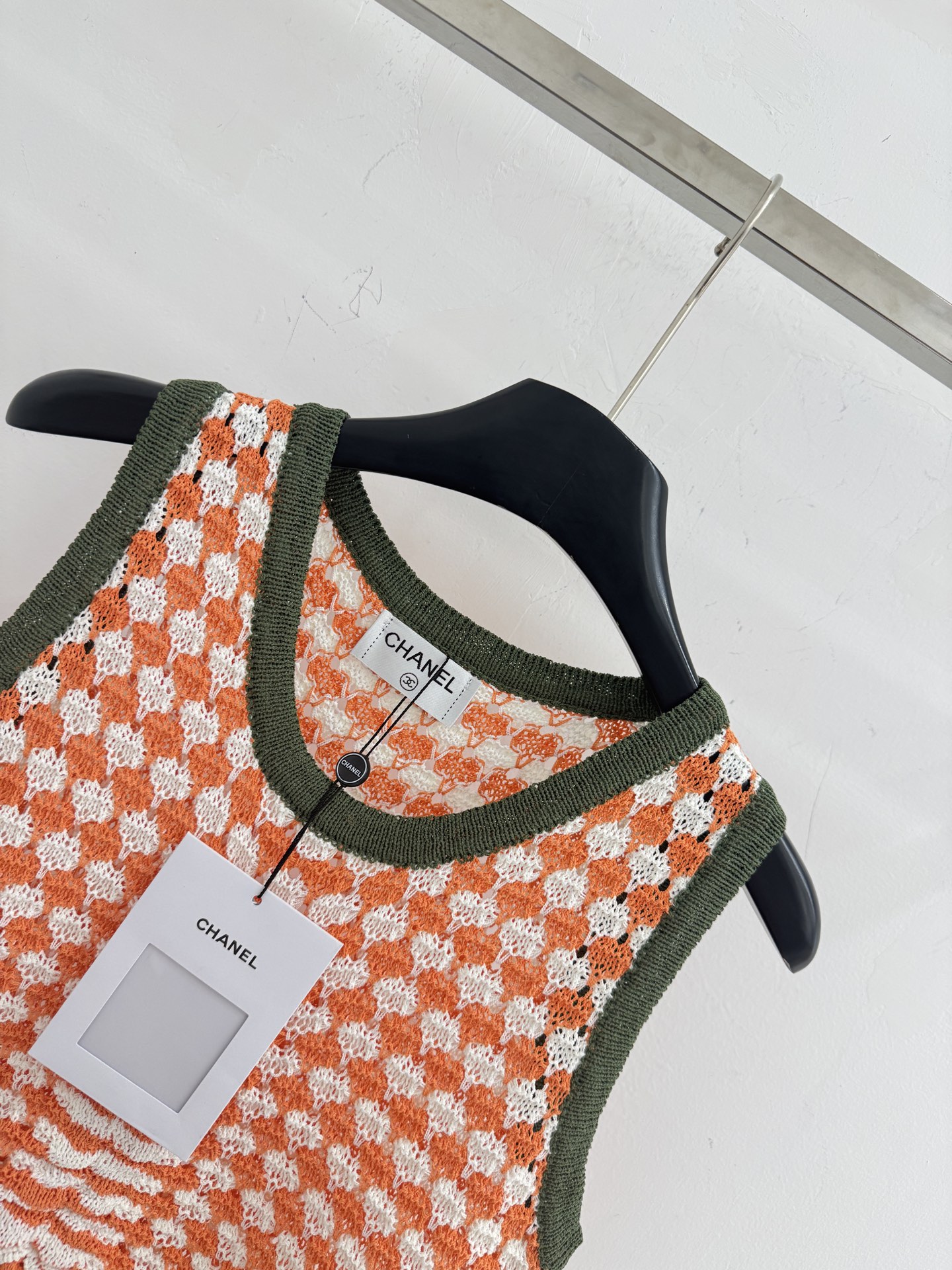 Chrome Hearts 镂空菱格纹针织面料 透气性较好 肌理感强 下摆处做了开叉抽绳设计 既可以调节衣长和宽松度