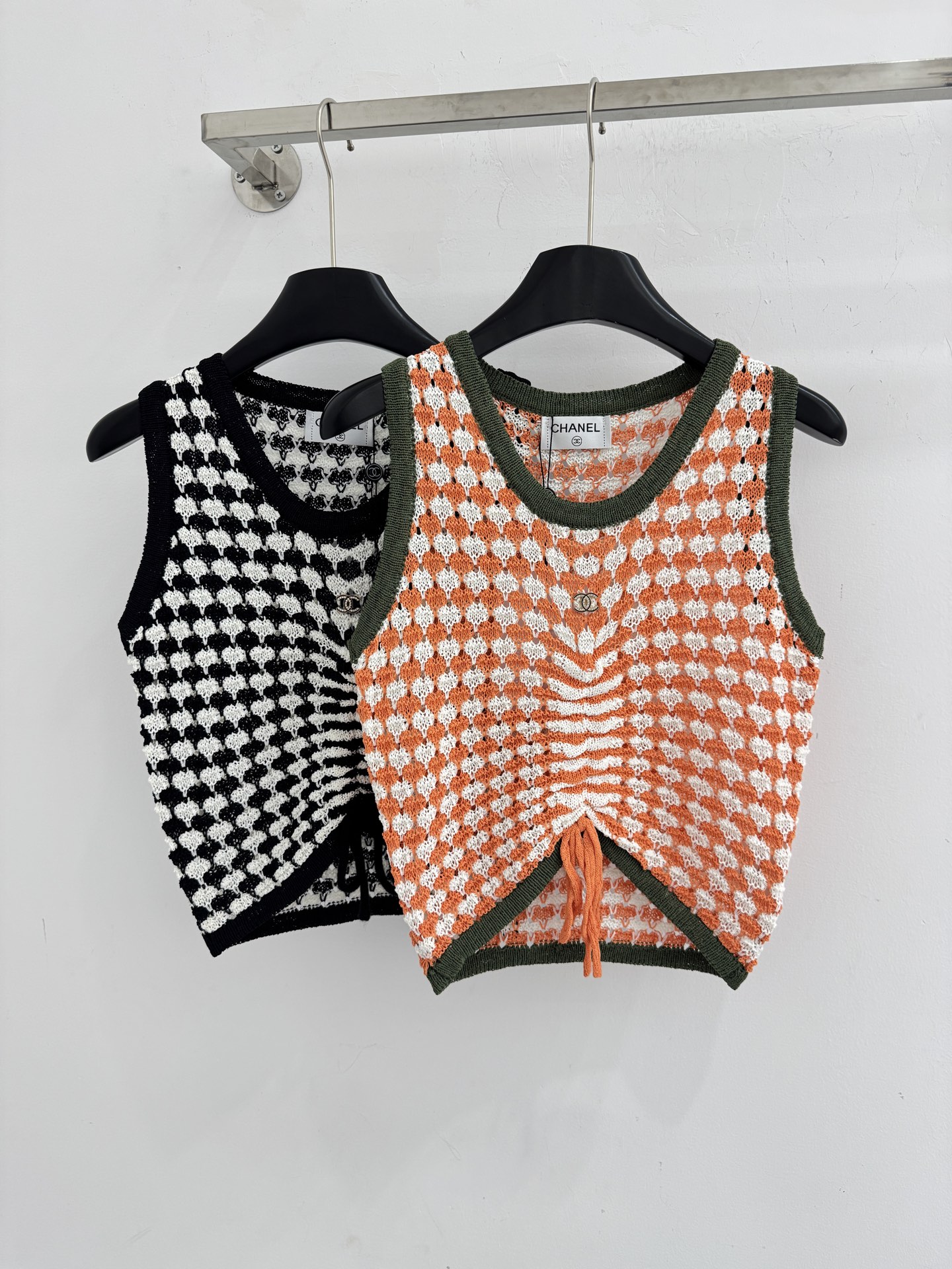 Chrome Hearts 镂空菱格纹针织面料 透气性较好 肌理感强 下摆处做了开叉抽绳设计 既可以调节衣长和宽松度