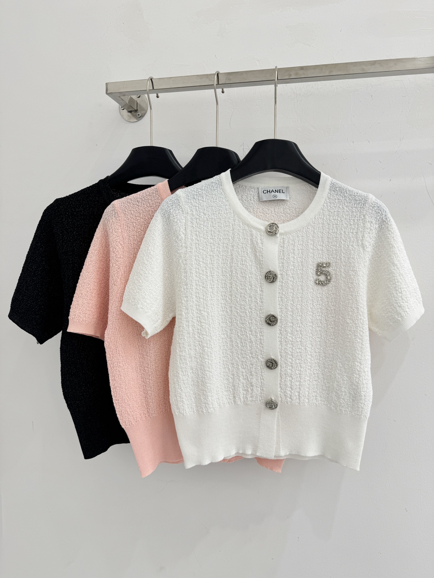 Chanel 珍珠数字5针织短袖开衫‌，纽扣排列整齐，收腰设计J