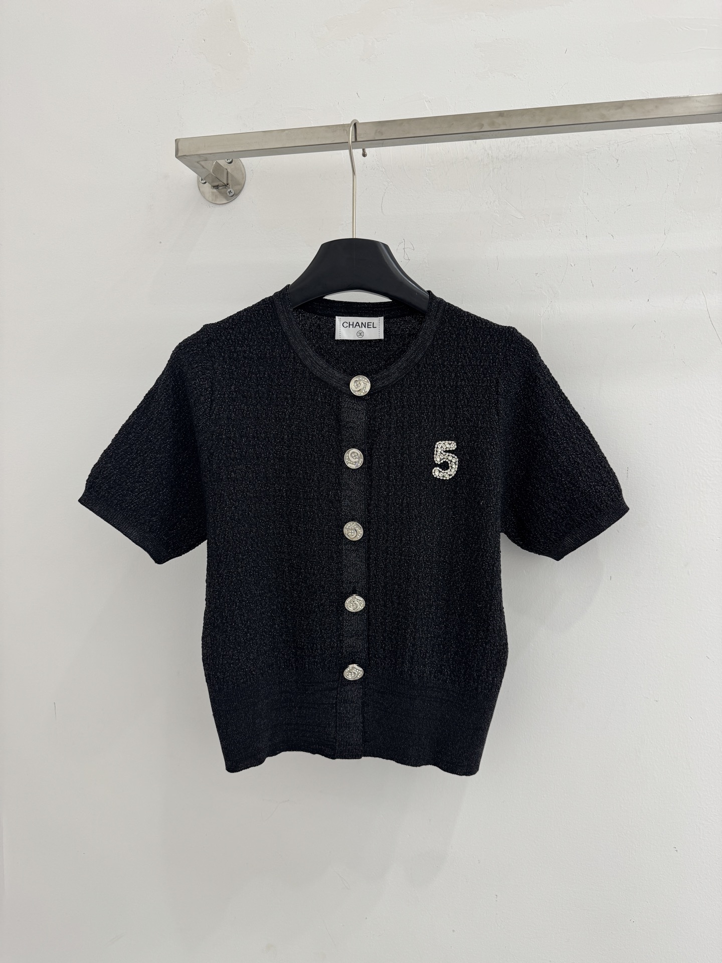 Chanel 珍珠数字5针织短袖开衫‌，纽扣排列整齐，收腰设计J