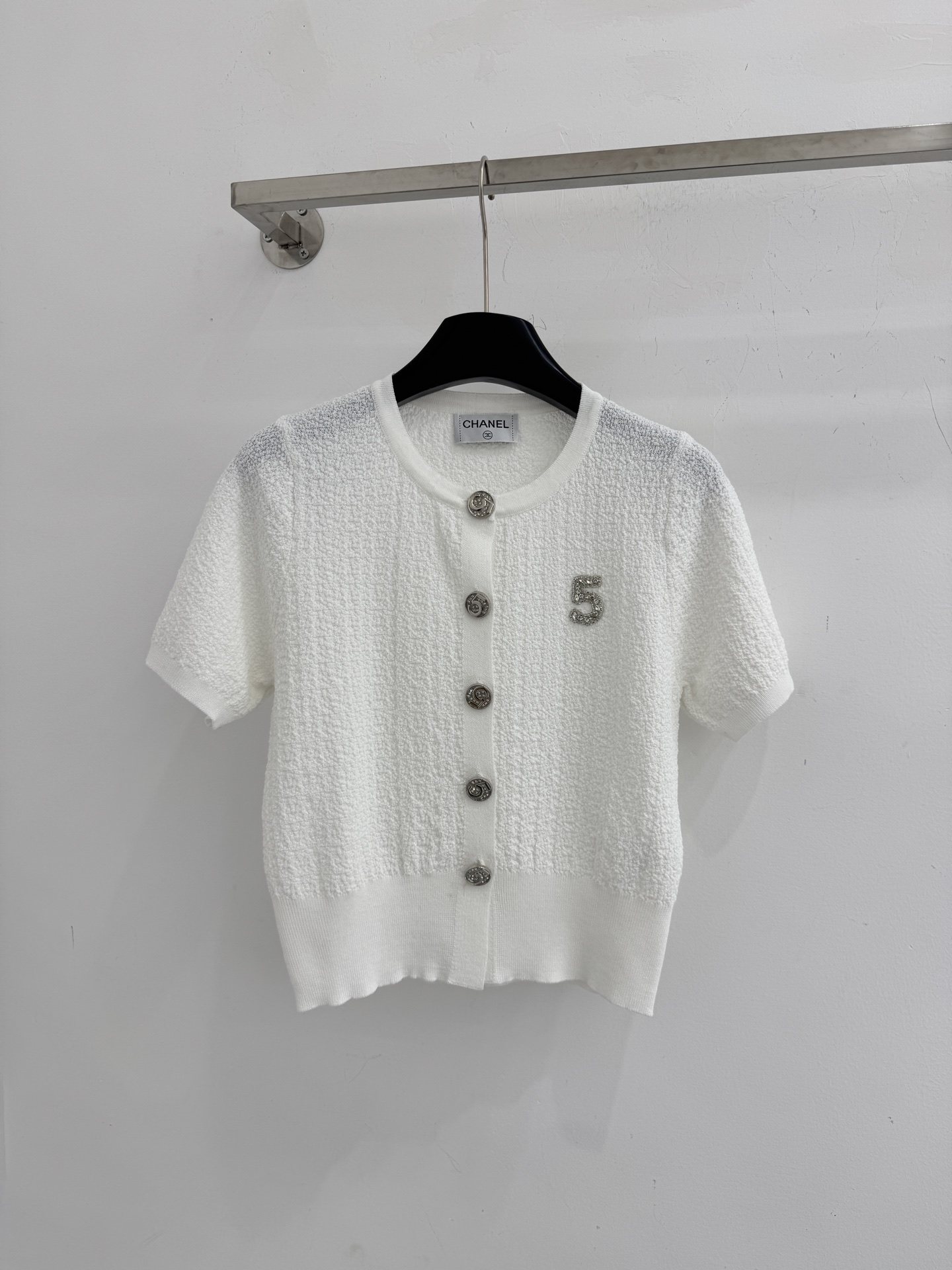Chanel 珍珠数字5针织短袖开衫‌，纽扣排列整齐，收腰设计J