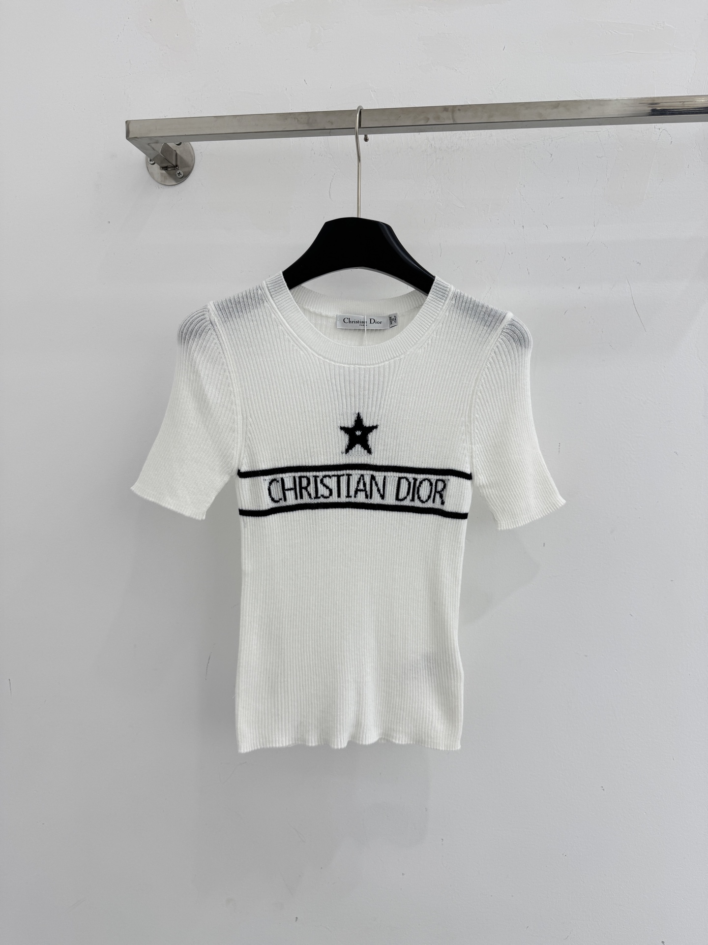 Dior 版型修身 胸前黑色条纹搭配‌白色“CHRISTIAN DIOR”字母刺绣‌，黑色五角星刺绣‌。F