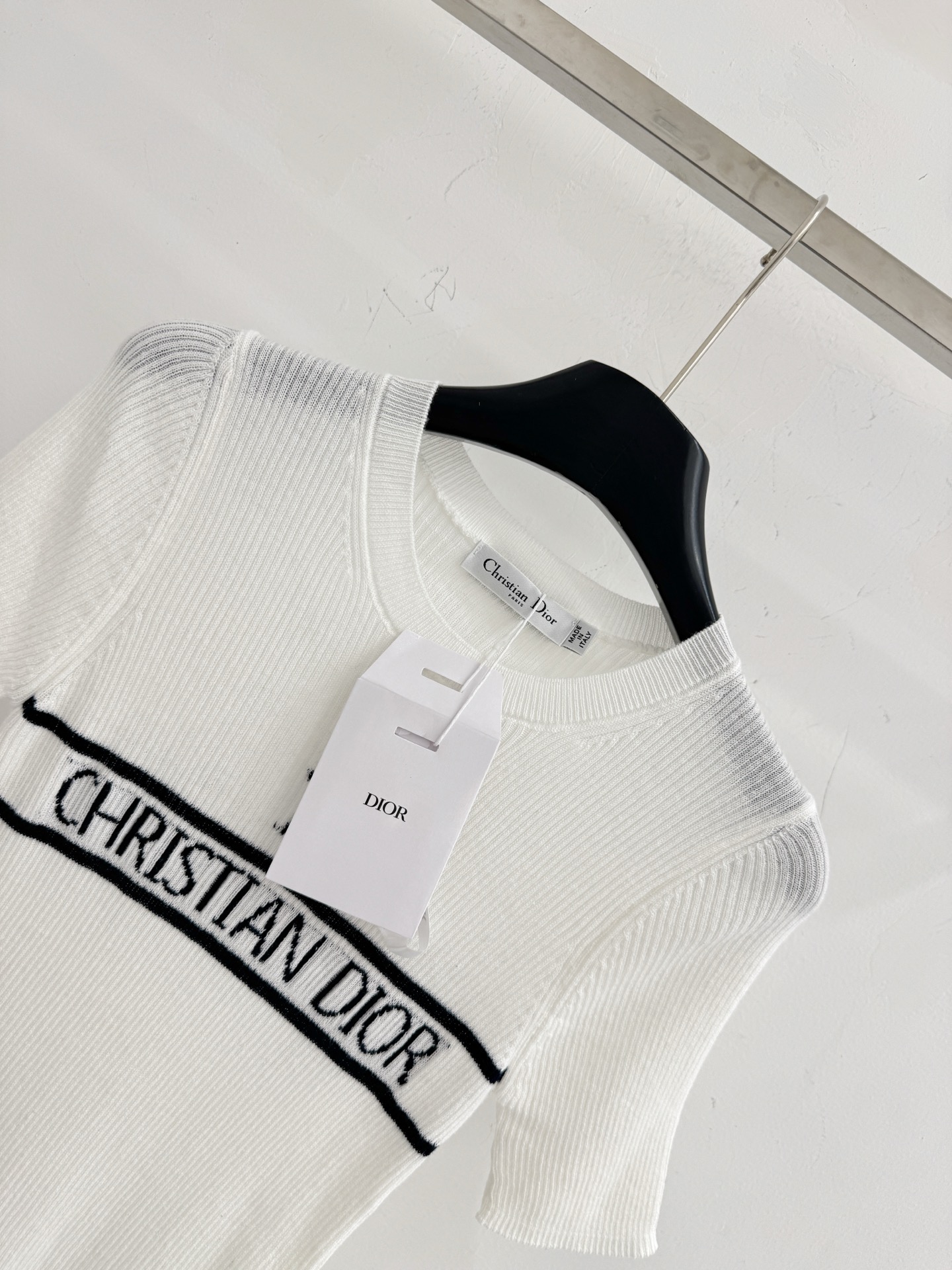 Dior 版型修身 胸前黑色条纹搭配‌白色“CHRISTIAN DIOR”字母刺绣‌，黑色五角星刺绣‌。F