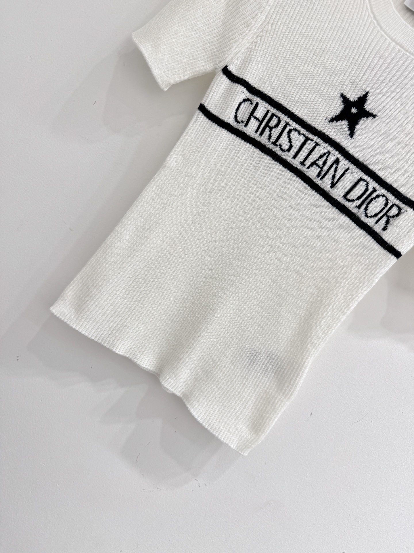 Dior 版型修身 胸前黑色条纹搭配‌白色“CHRISTIAN DIOR”字母刺绣‌，黑色五角星刺绣‌。F