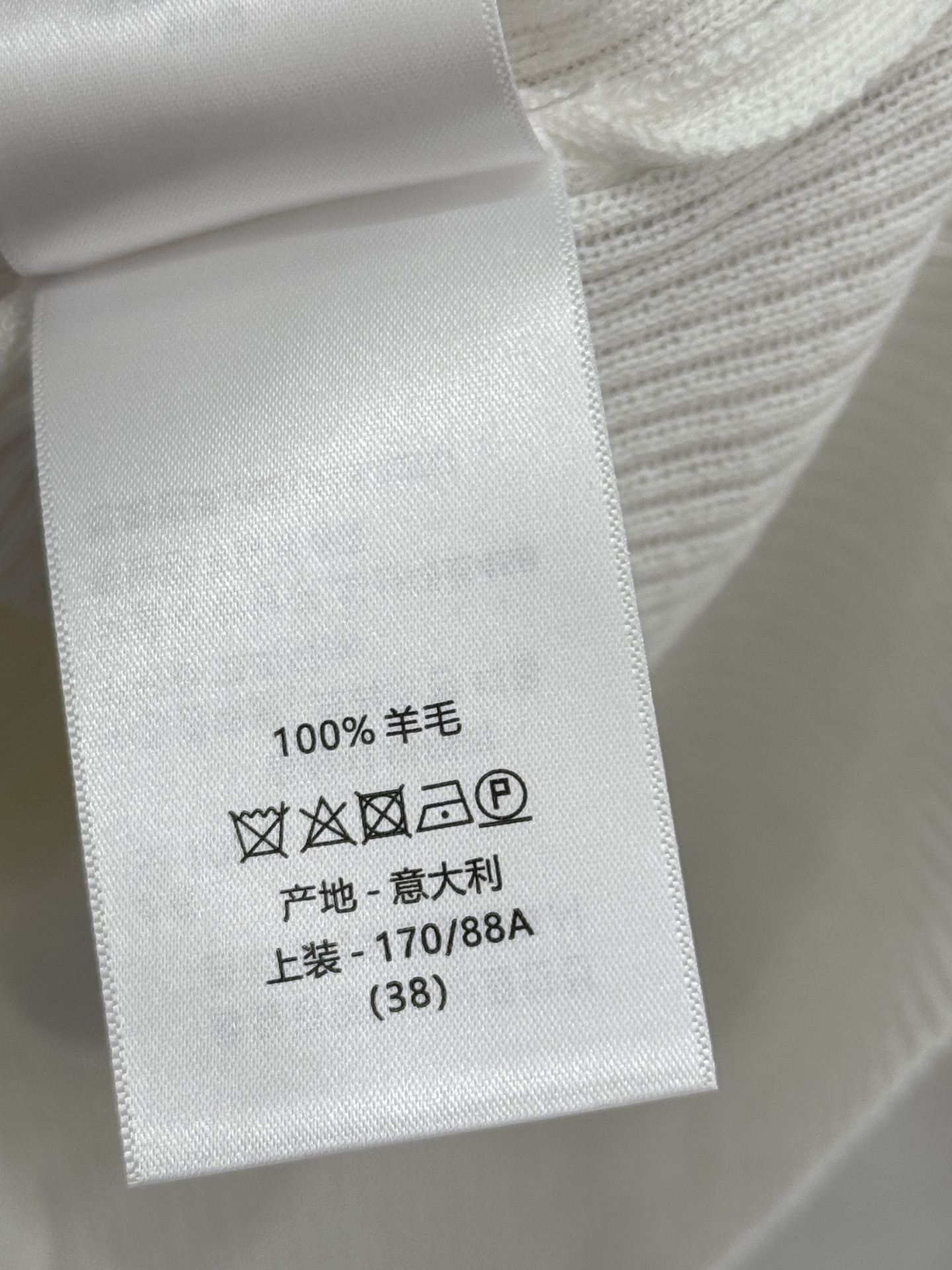 Dior 版型修身 胸前黑色条纹搭配‌白色“CHRISTIAN DIOR”字母刺绣‌，黑色五角星刺绣‌。F