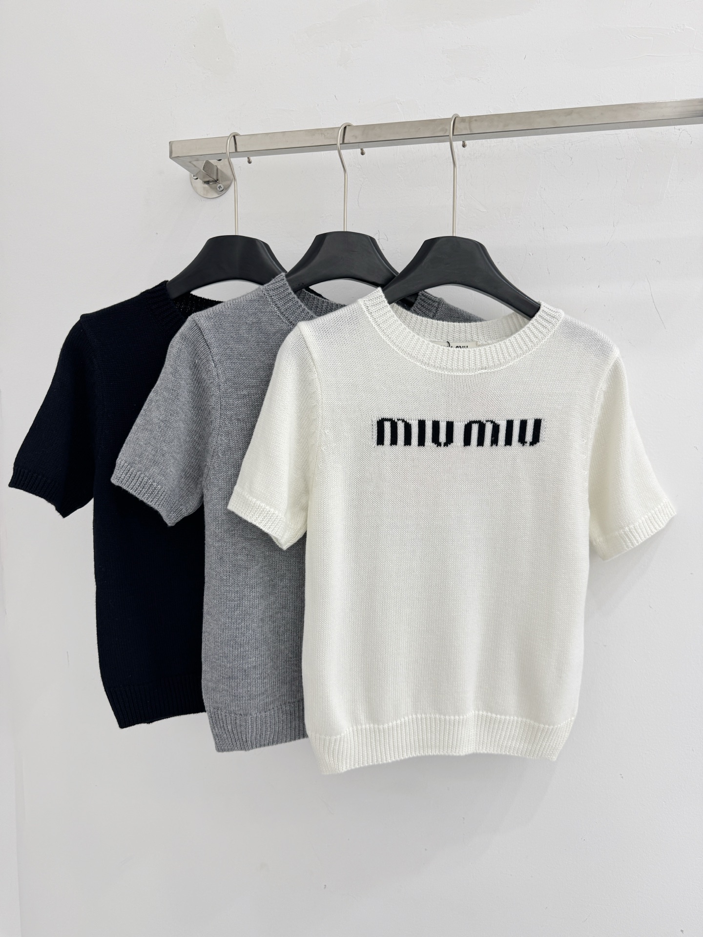 Miu Miu 短款圆领短袖设计，简约 衣身正面字母提花，领口与袖口罗纹收边，百搭