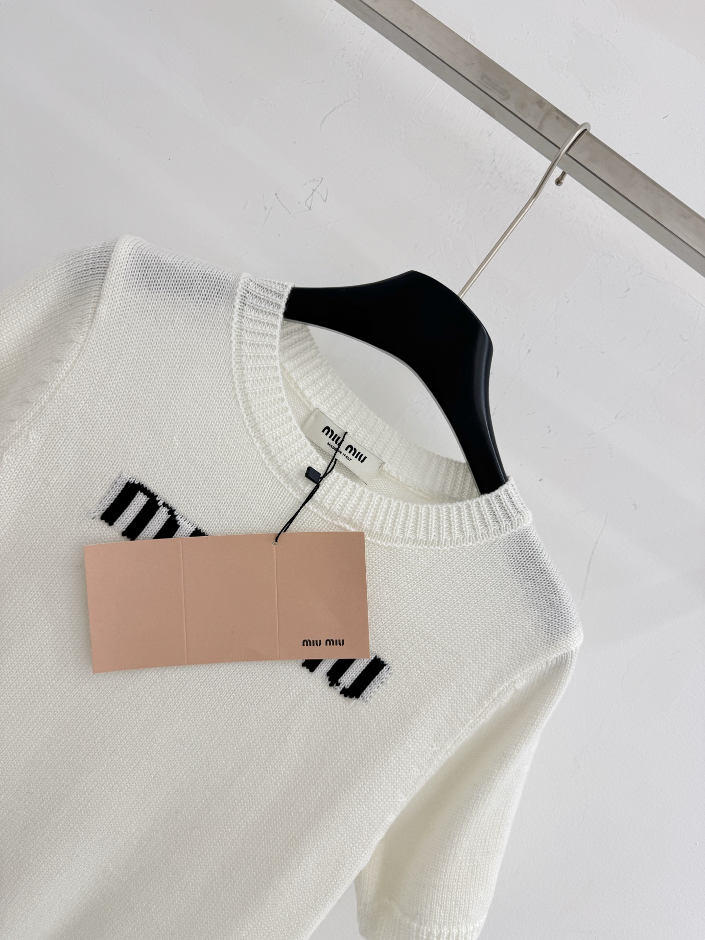 Miu Miu 短款圆领短袖设计，简约 衣身正面字母提花，领口与袖口罗纹收边，百搭