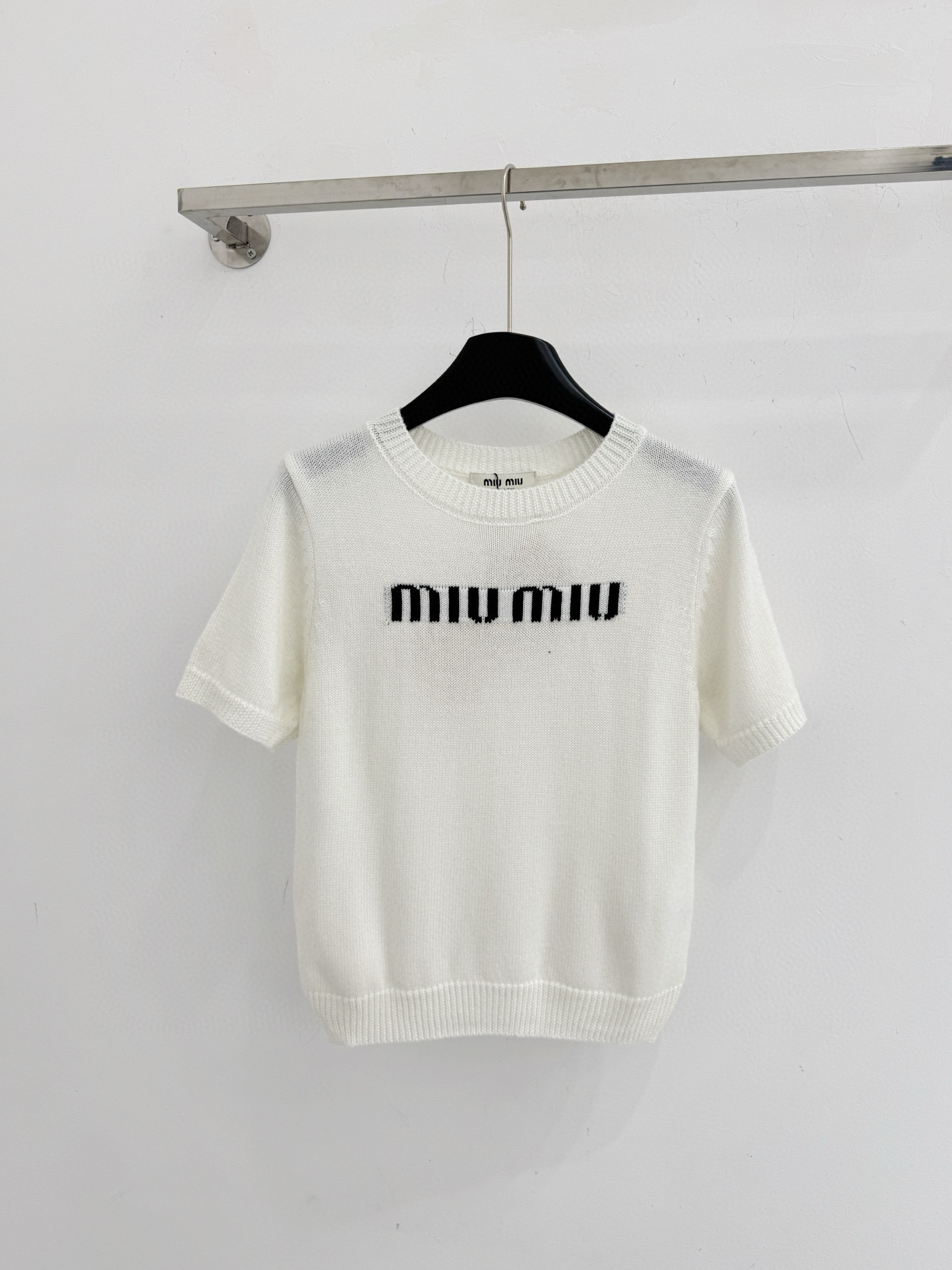 Miu Miu 短款圆领短袖设计，简约 衣身正面字母提花，领口与袖口罗纹收边，百搭