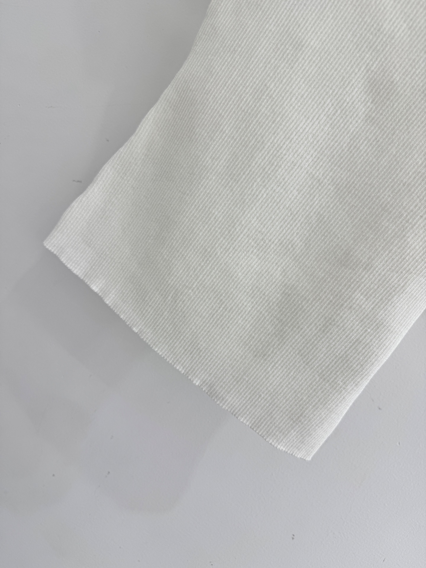 Chanel 一字肩设计，领口处蝴蝶机系带钉珠字母设计，兼具柔美气质，打造温柔慵懒氛围的亮眼单品 B