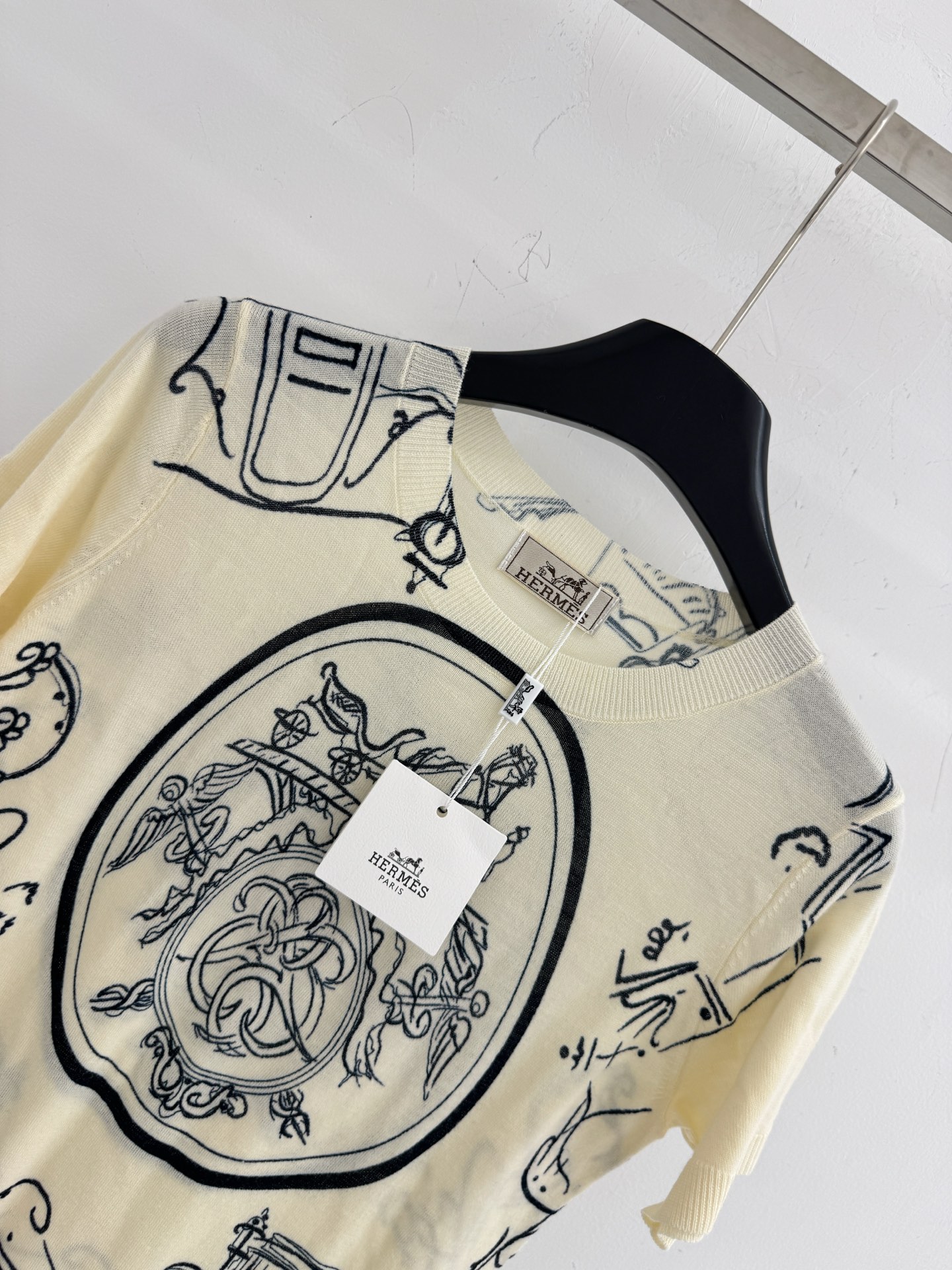 Unknown 中央椭圆徽章纹样，内部融合了马车、品牌交织字母装饰元素，整体低调的奢华感，高级感满满