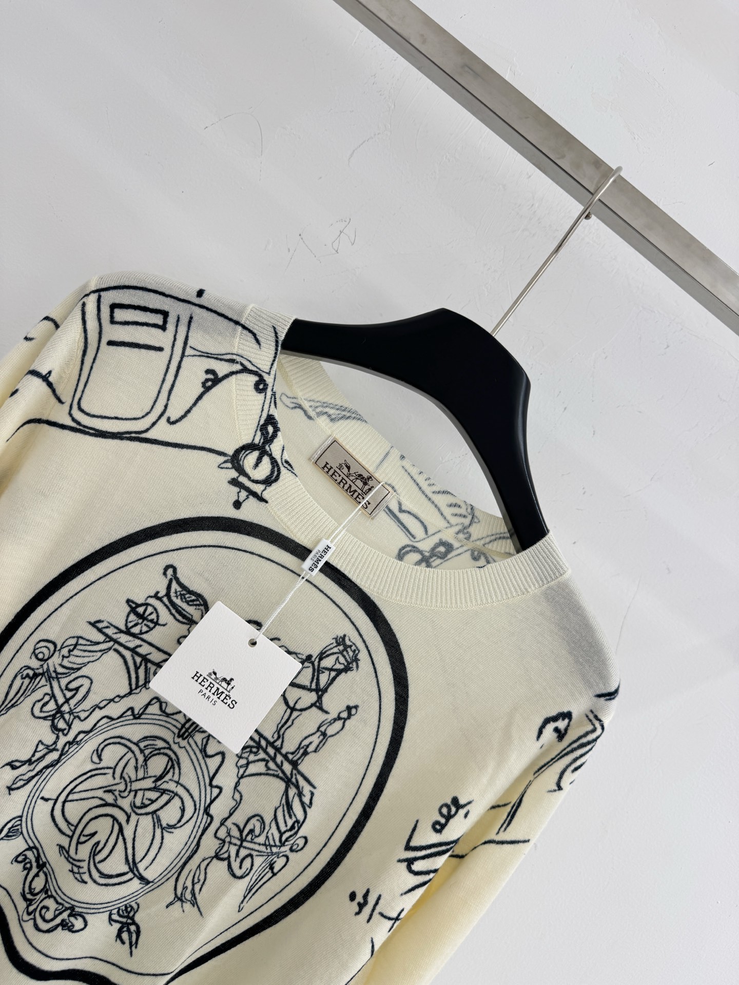 Unknown 长袖针织衫，中央椭圆徽章纹样，内部融合了马车、品牌交织字母装饰元素，整体低调的奢华感，高级感满满