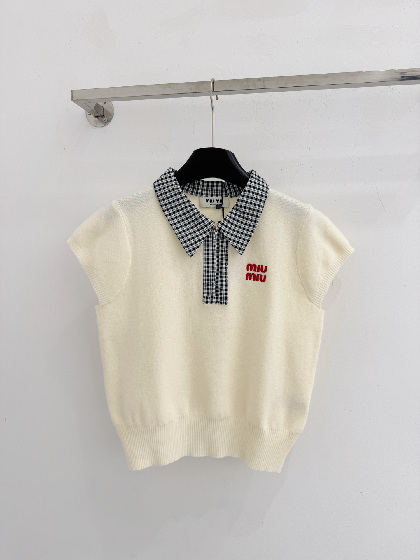 Miu Miu 拼接领口设计，简约优雅，“MIU MIU”字母刺绣，面料柔软亲肤，适合春秋季节穿着L