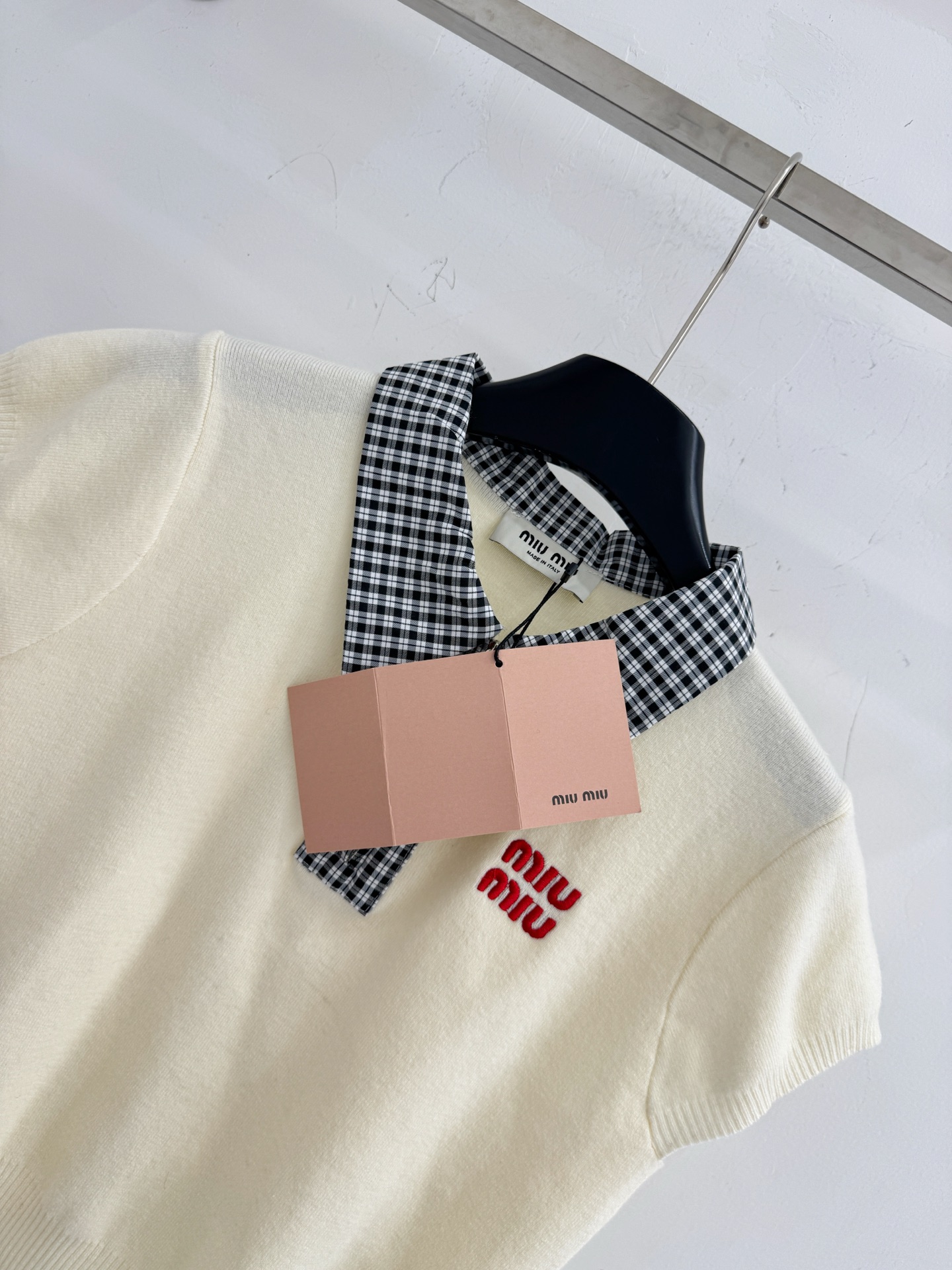 Miu Miu 拼接领口设计，简约优雅，“MIU MIU”字母刺绣，面料柔软亲肤，适合春秋季节穿着L