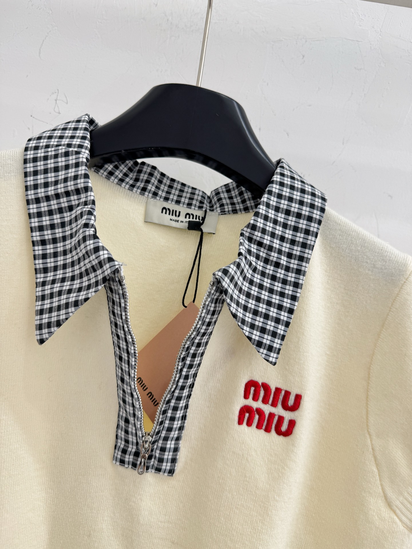 Miu Miu 拼接领口设计，简约优雅，“MIU MIU”字母刺绣，面料柔软亲肤，适合春秋季节穿着L