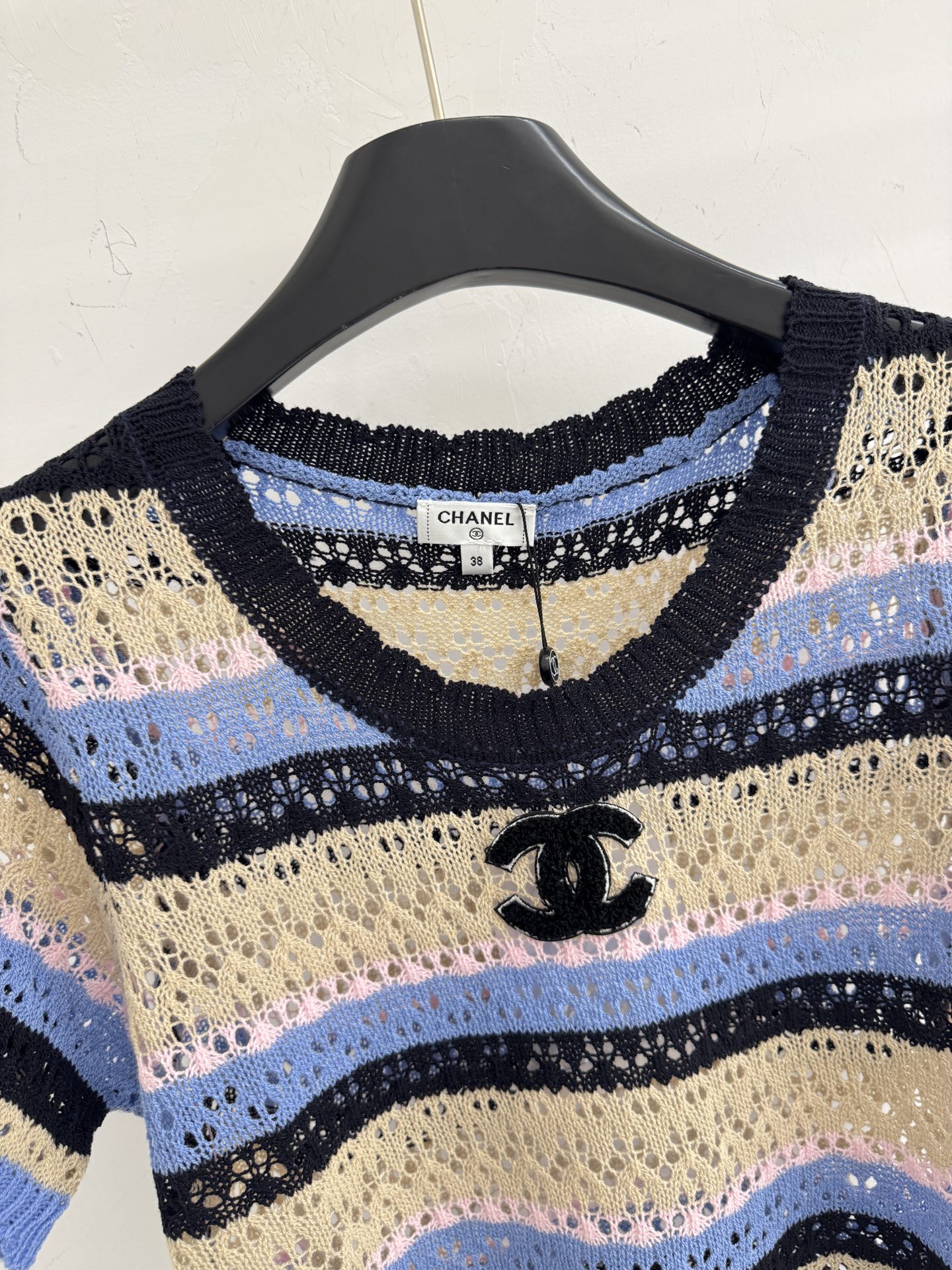 Chanel 镂空撞色针织毛衣，清凉透气，慵懒百搭。宽松版型随性显瘦。L
