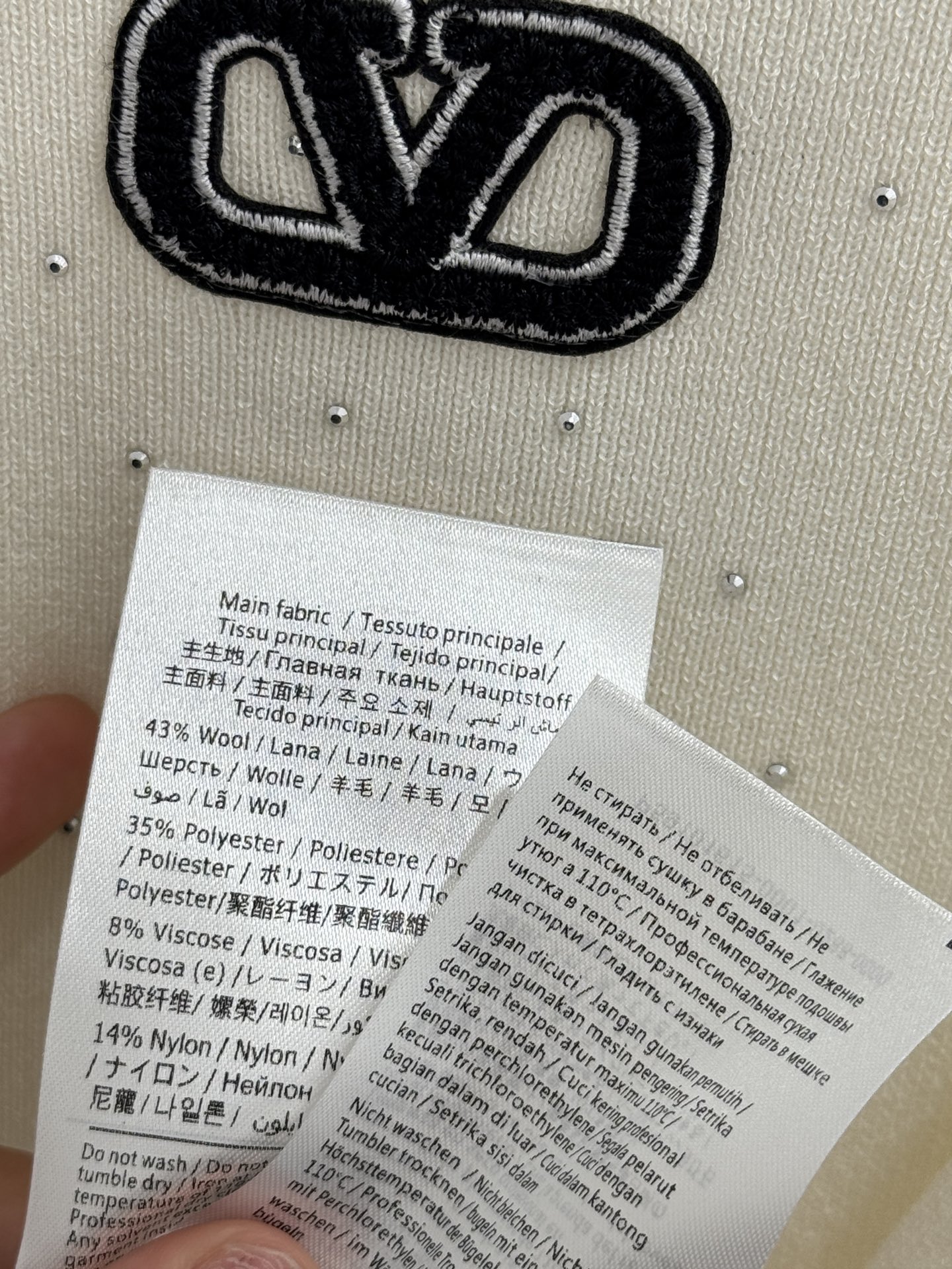 Unknown ‌面料轻薄透气，烫钻圆领无袖背心，胸前字母logo 百搭。D