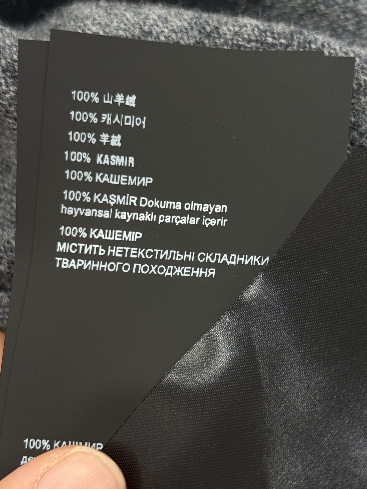 Unknown Polo衫短袖，两粒扣门襟‌，胸前左侧有品牌刺绣标识，百搭