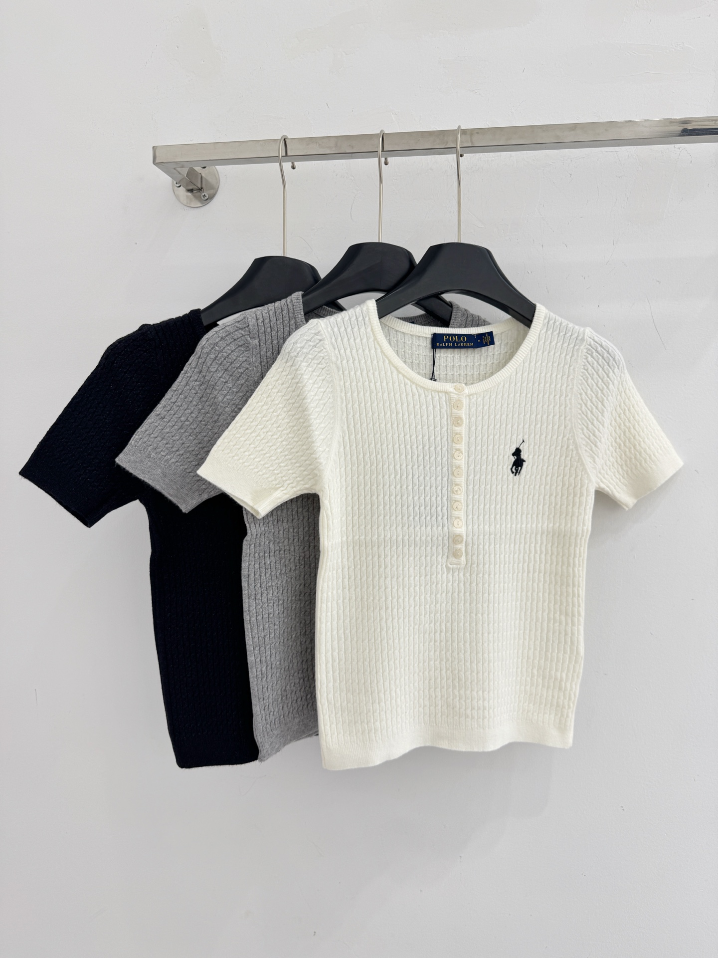 Ralph Lauren ‌圆领半开胸设计，领左胸处绣有品牌 ‌黑色小马标‌，麻花条针织纹理，质地柔软亲肤