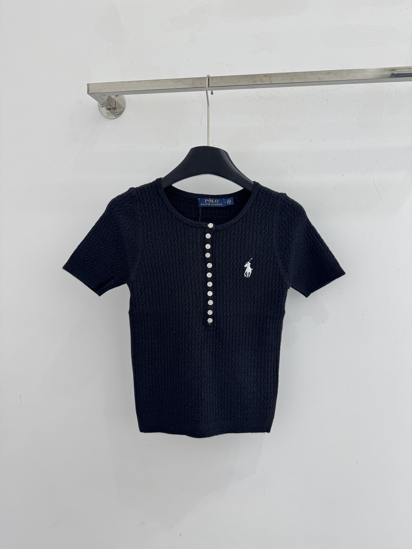 Ralph Lauren ‌圆领半开胸设计，领左胸处绣有品牌 ‌黑色小马标‌，麻花条针织纹理，质地柔软亲肤
