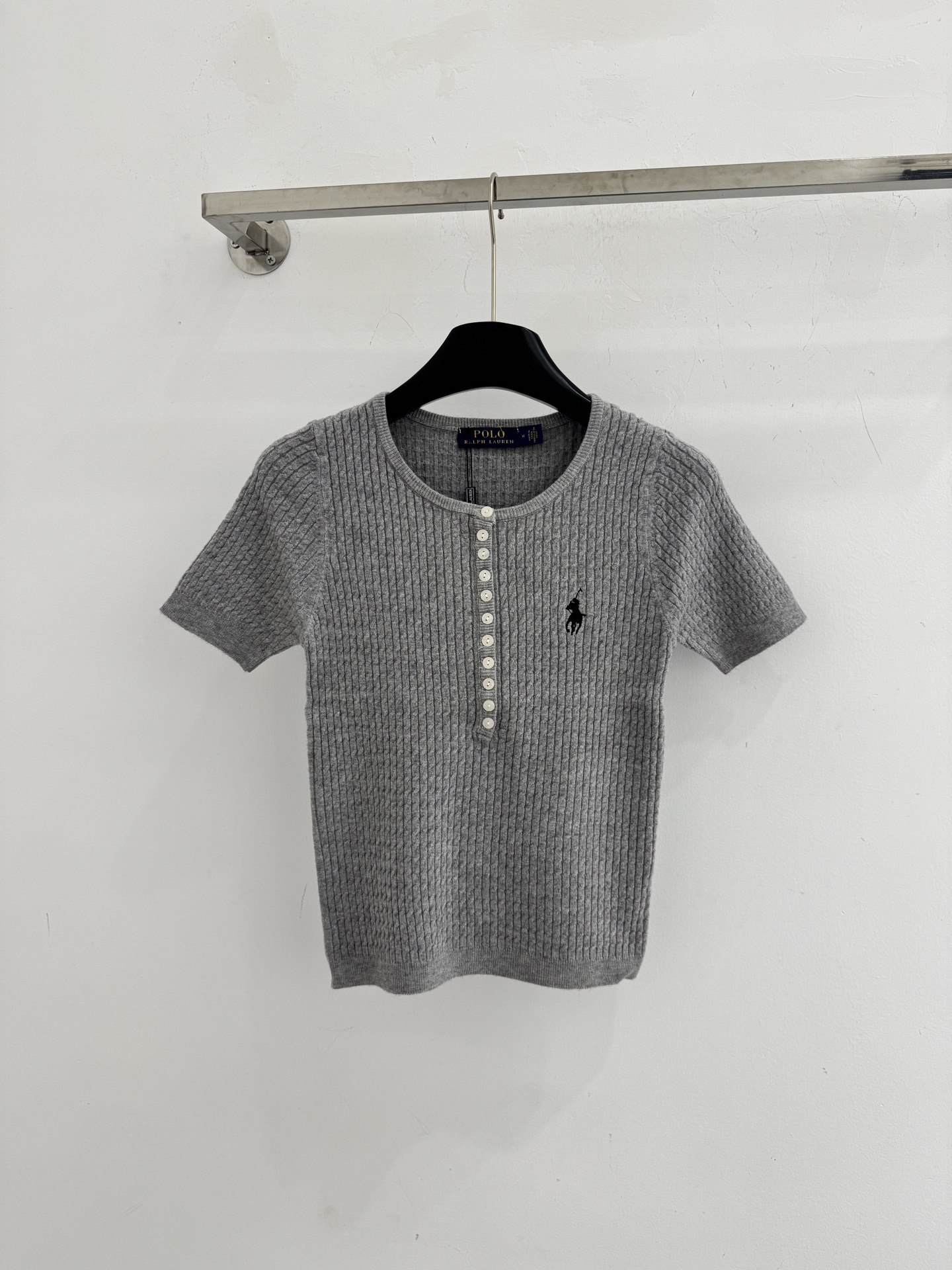 Ralph Lauren ‌圆领半开胸设计，领左胸处绣有品牌 ‌黑色小马标‌，麻花条针织纹理，质地柔软亲肤