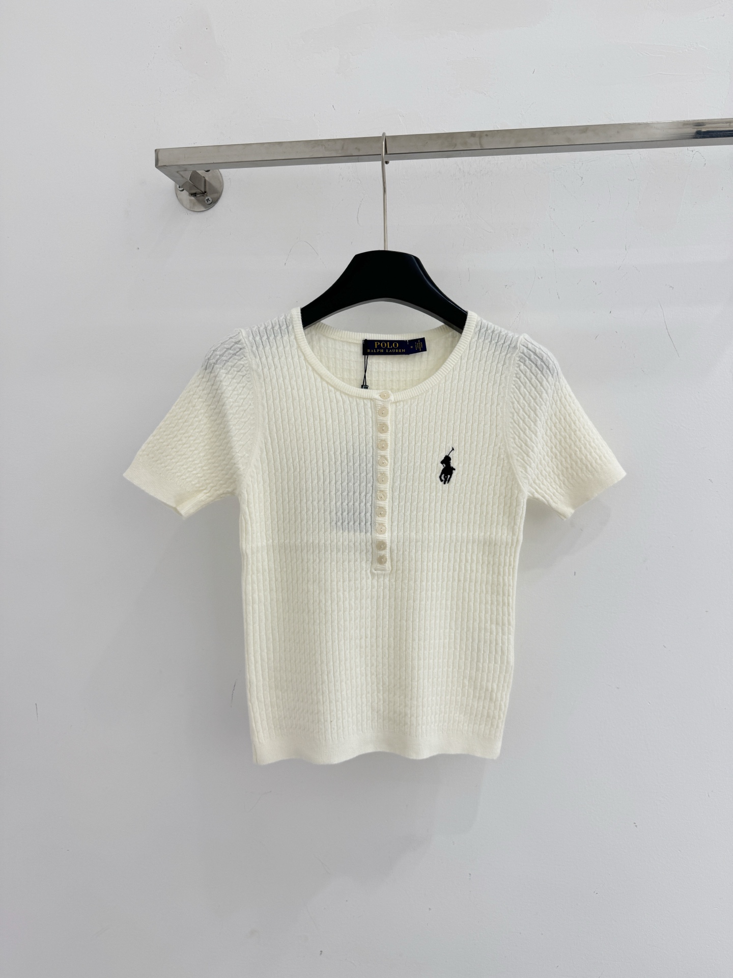 Ralph Lauren ‌圆领半开胸设计，领左胸处绣有品牌 ‌黑色小马标‌，麻花条针织纹理，质地柔软亲肤