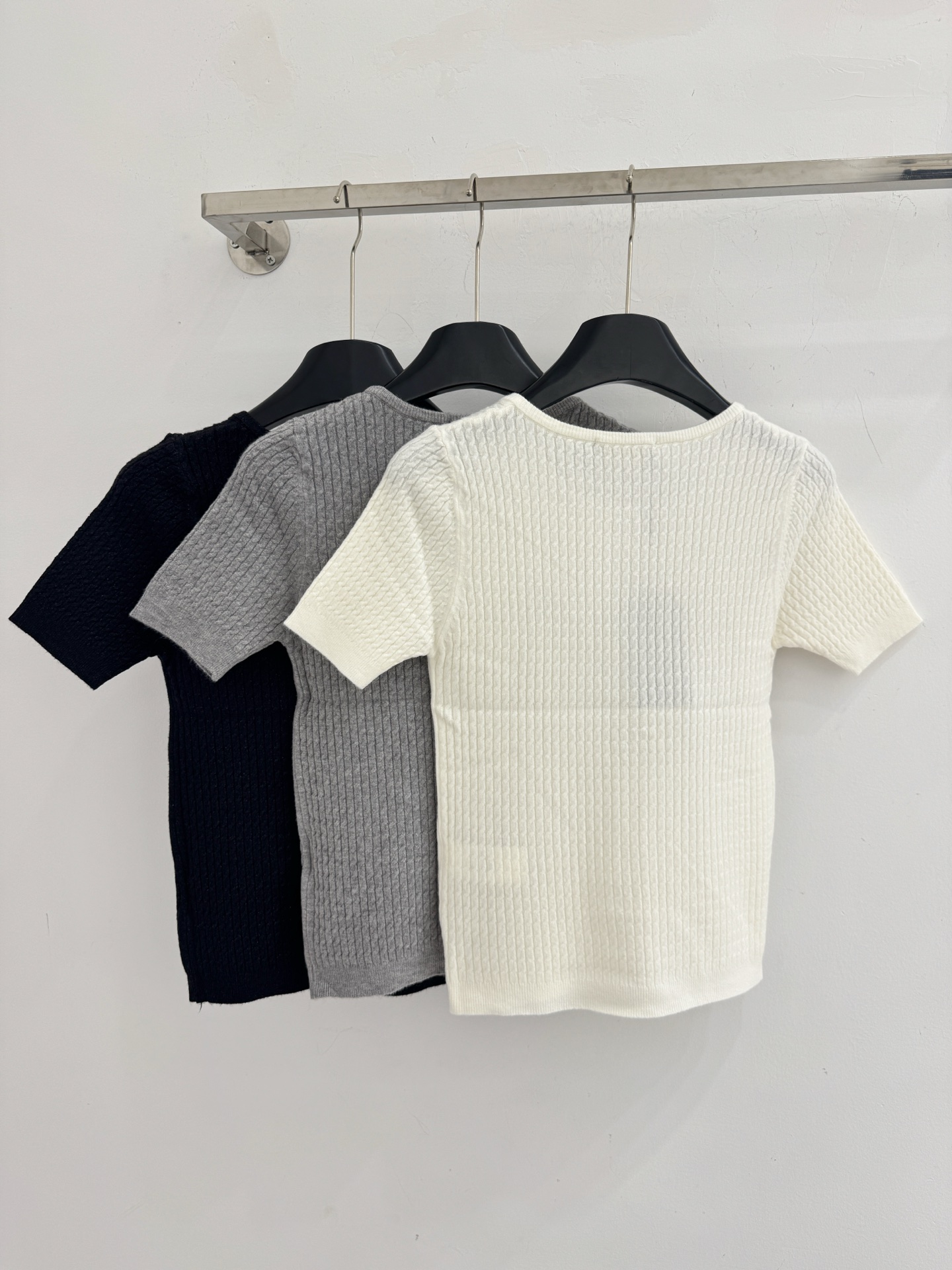 Ralph Lauren ‌圆领半开胸设计，领左胸处绣有品牌 ‌黑色小马标‌，麻花条针织纹理，质地柔软亲肤